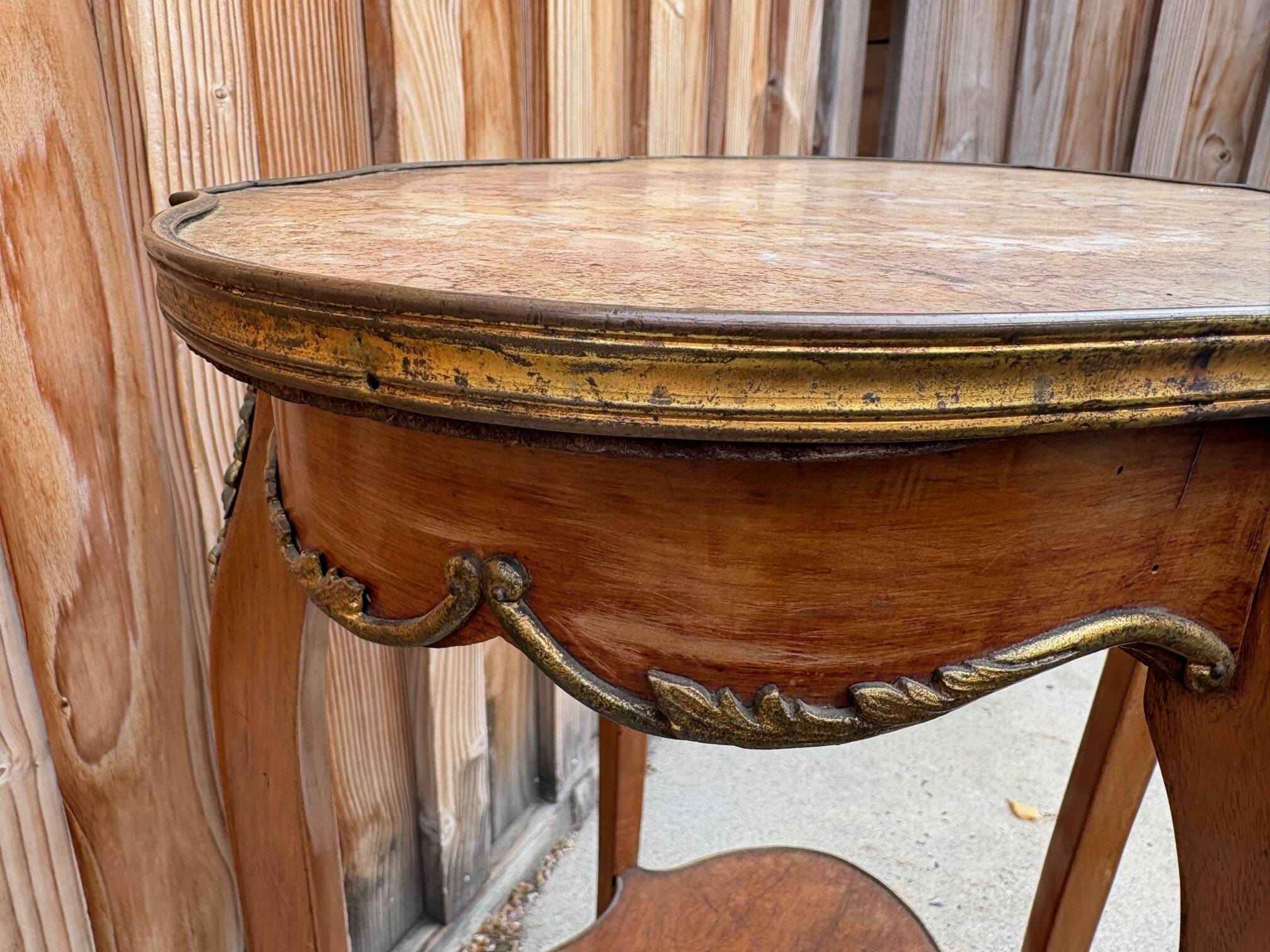 Guéridon ancien Louis XV – marbre rosé et laiton doré – fin XIXᵉ siècle