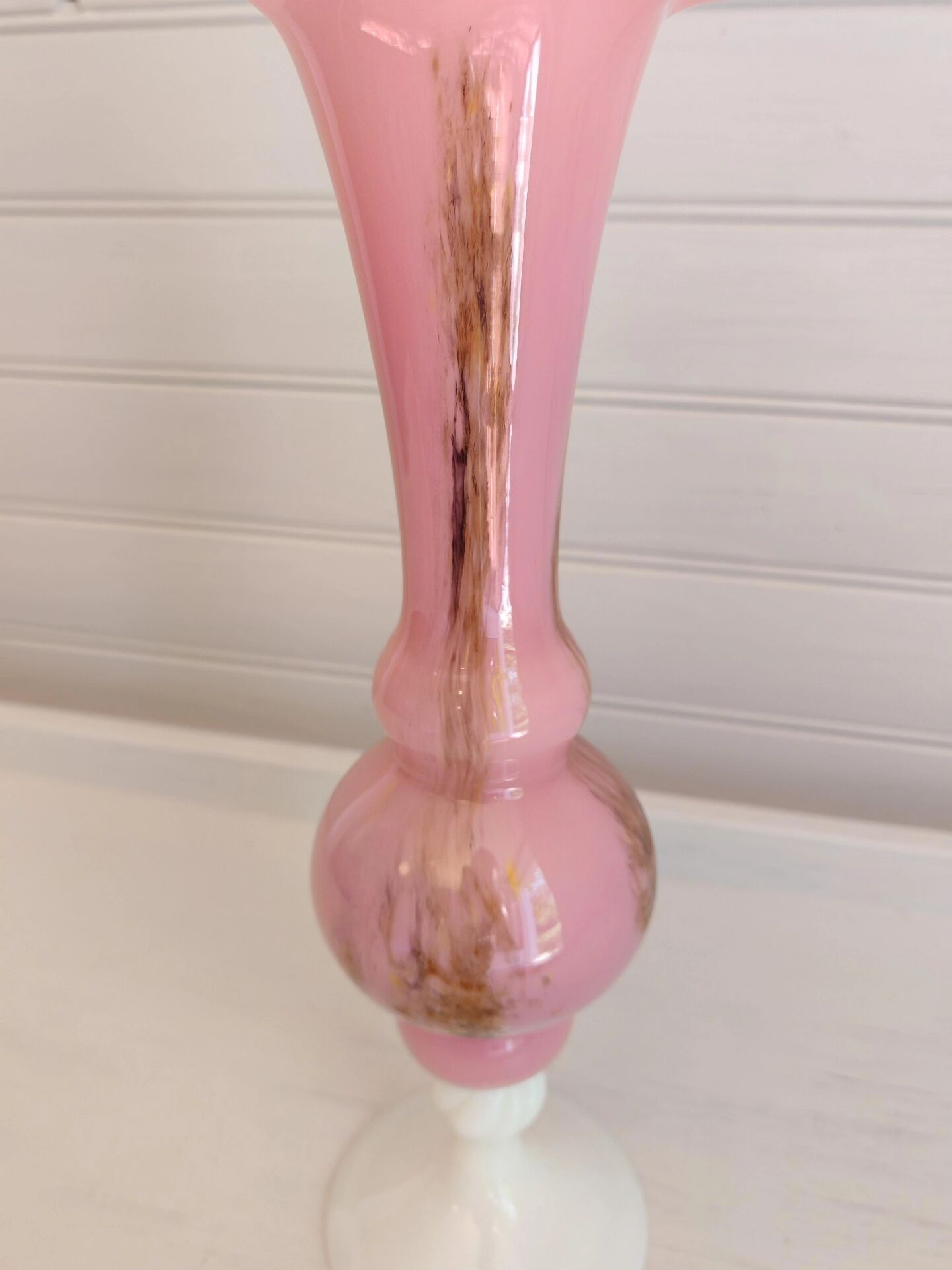 Vase in opalescent glass paste
