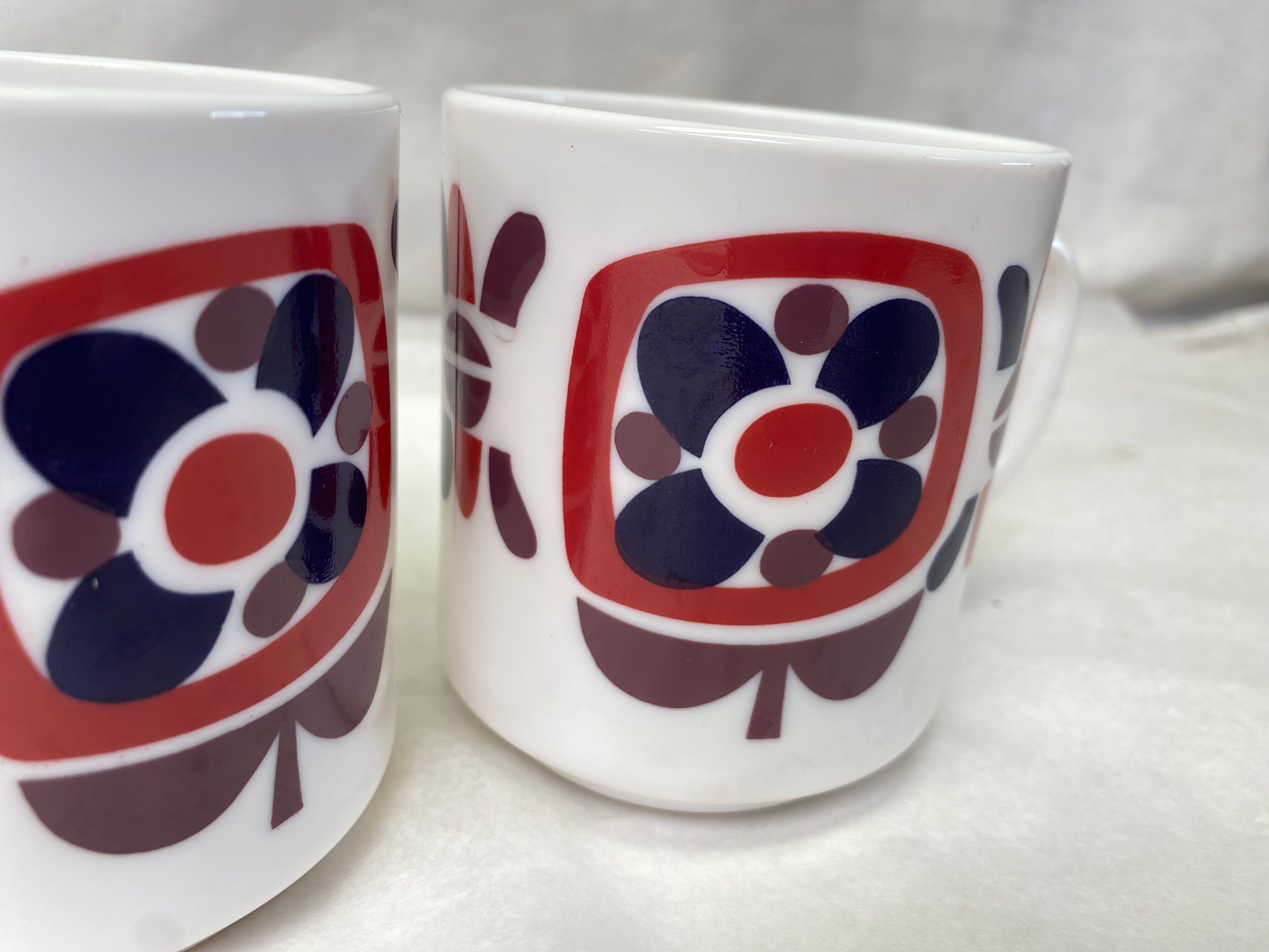Set of 2 vintage Mobil mugs