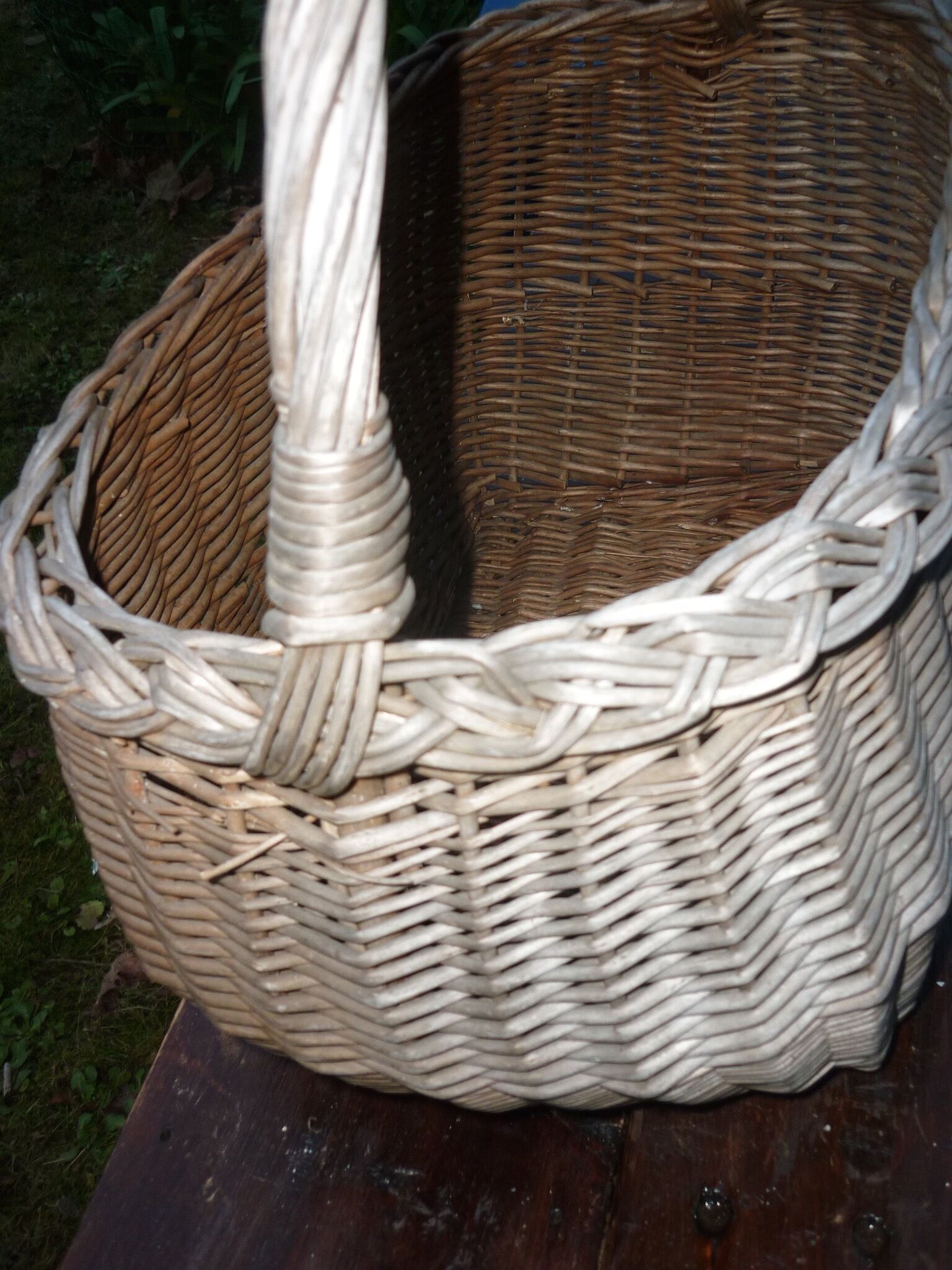 Wicker racing basket with old handle