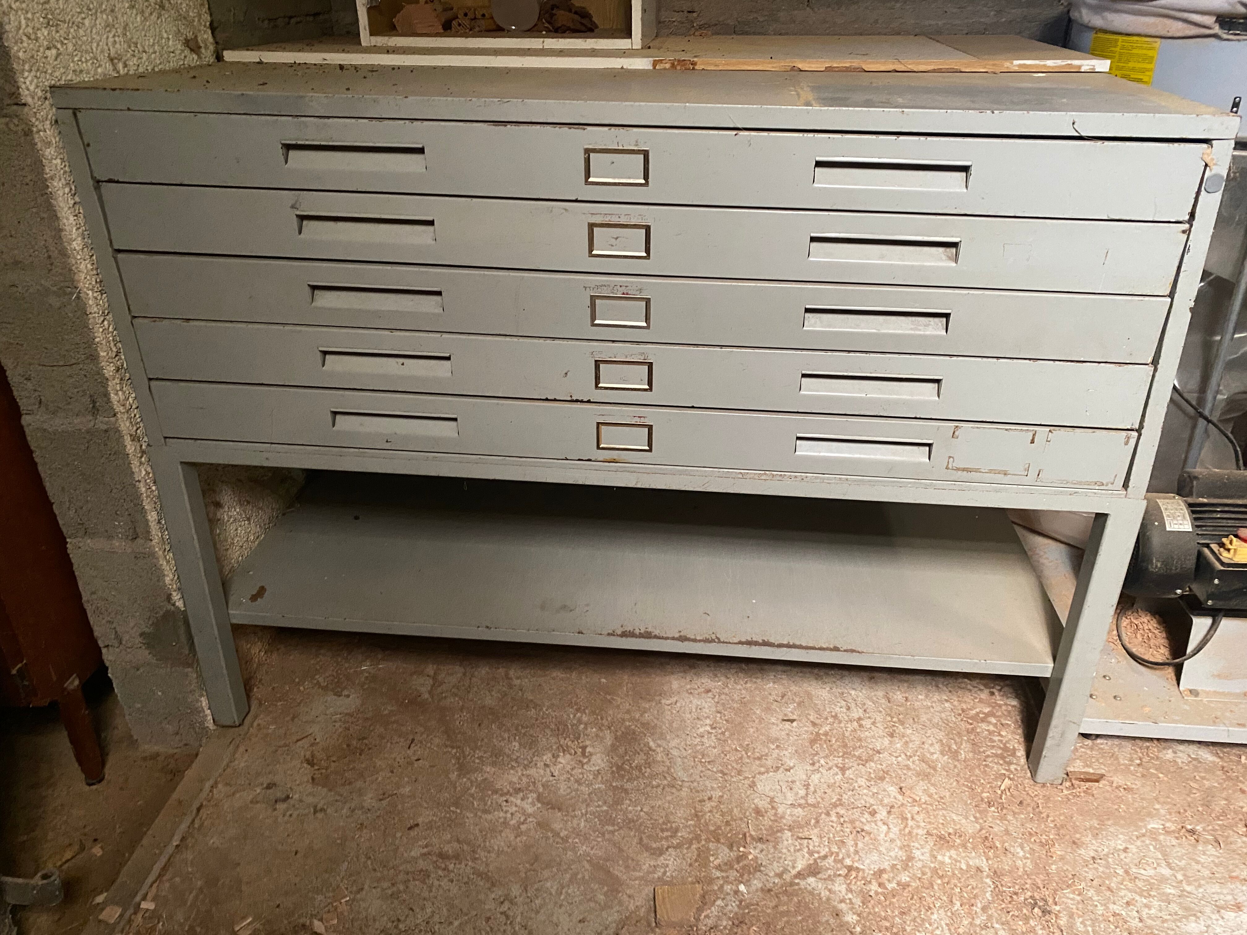 Loom furniture with drawers with metal planes
