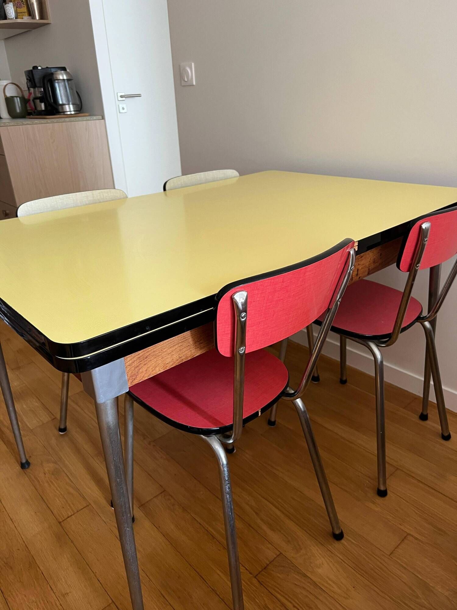 Table en Formica avec 4 chaises