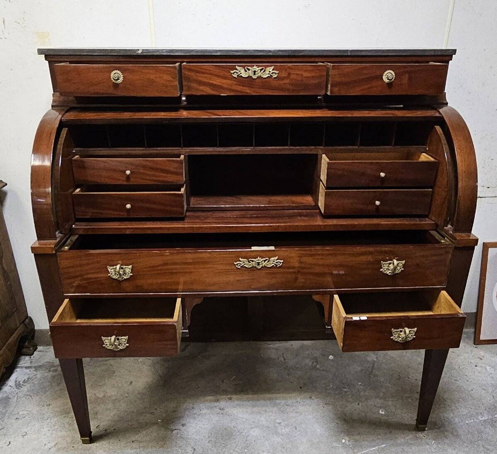 Important cylinder desk secretary in Louis XVI style made of mahogany with a system.