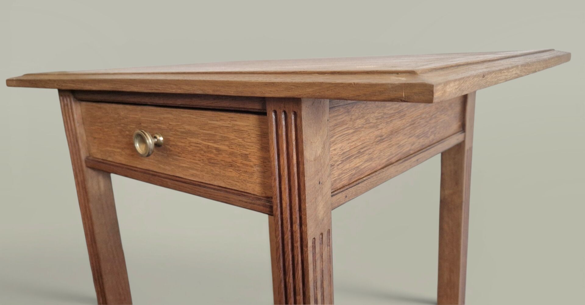 Table d’appoint chêne – Lignes architecturales, esprit moderniste 1940