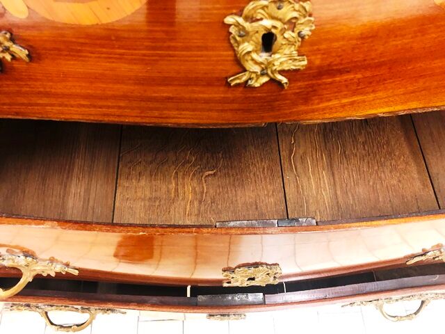 Curved chest of drawers of the eighteenth century