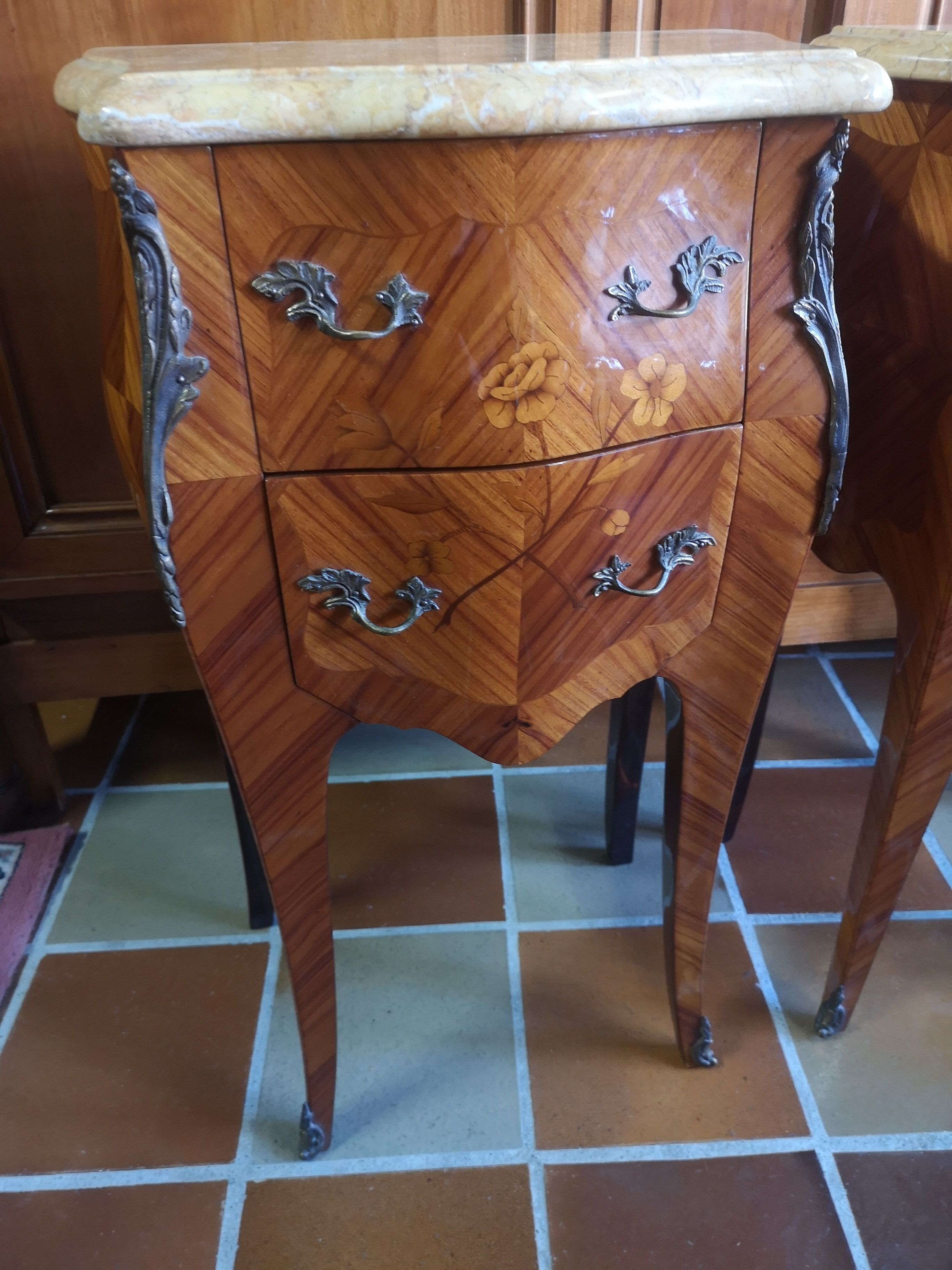 Paire de tables de nuit style Louis XV