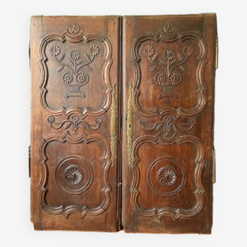 Portes d'armoire ancienne en bois sculpté, XVIIIeme