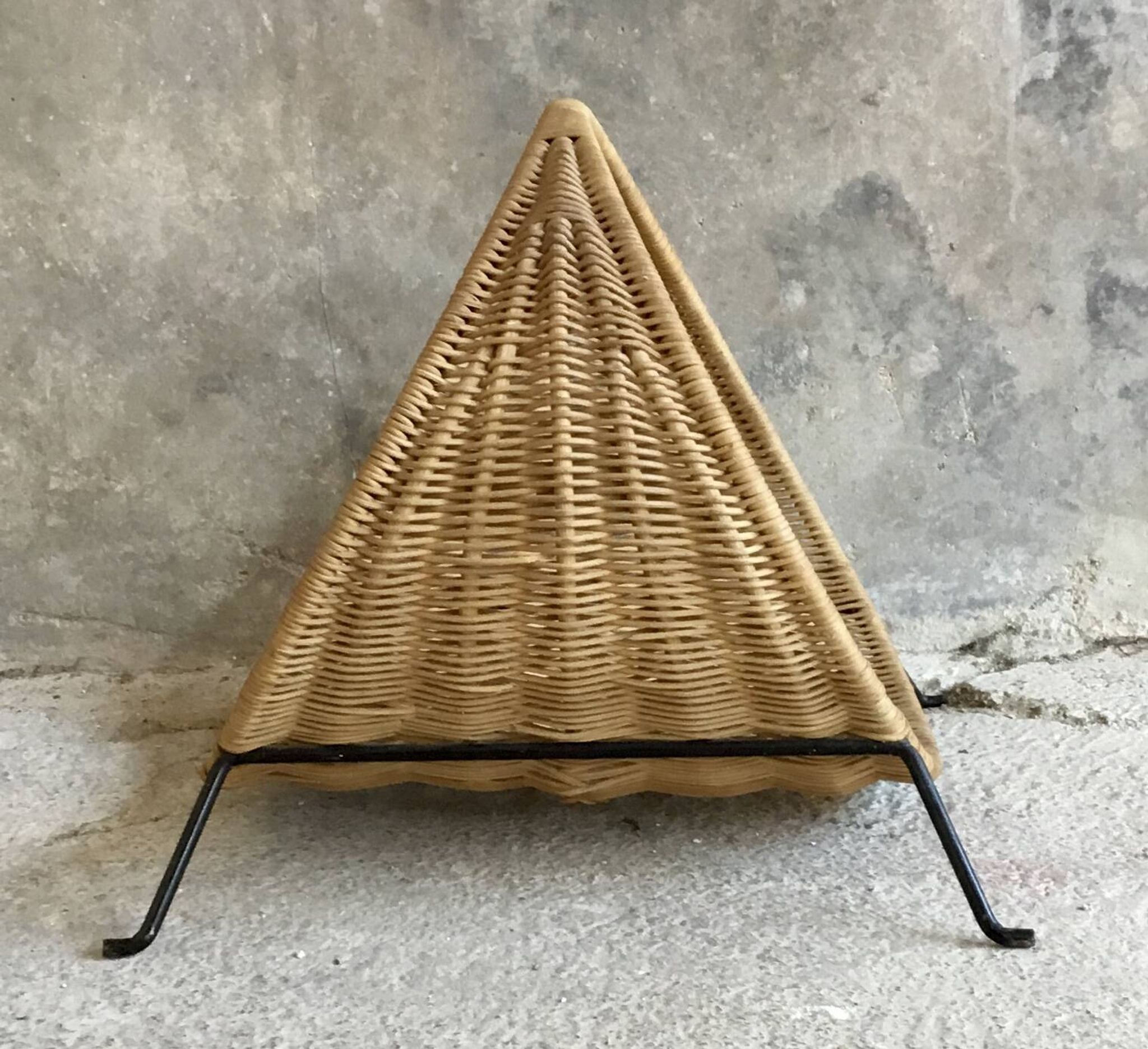 Magazine rack or log holder in wicker and metal - 1950s design
