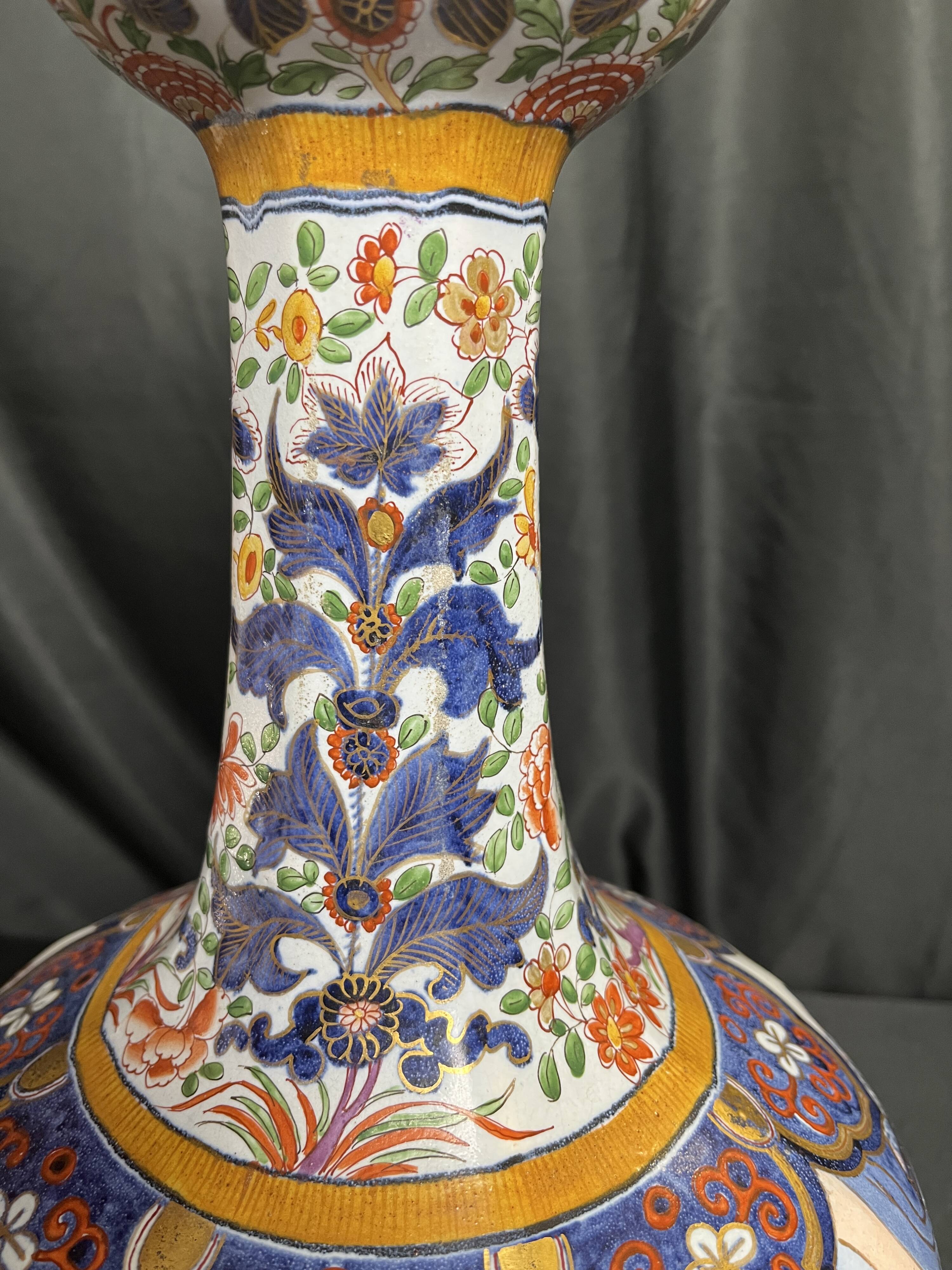 Delft, important vase pans coupés faïence émaillée XIXème