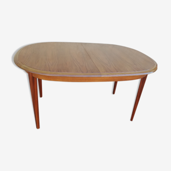 Oval Scandinavian table with integrated extension