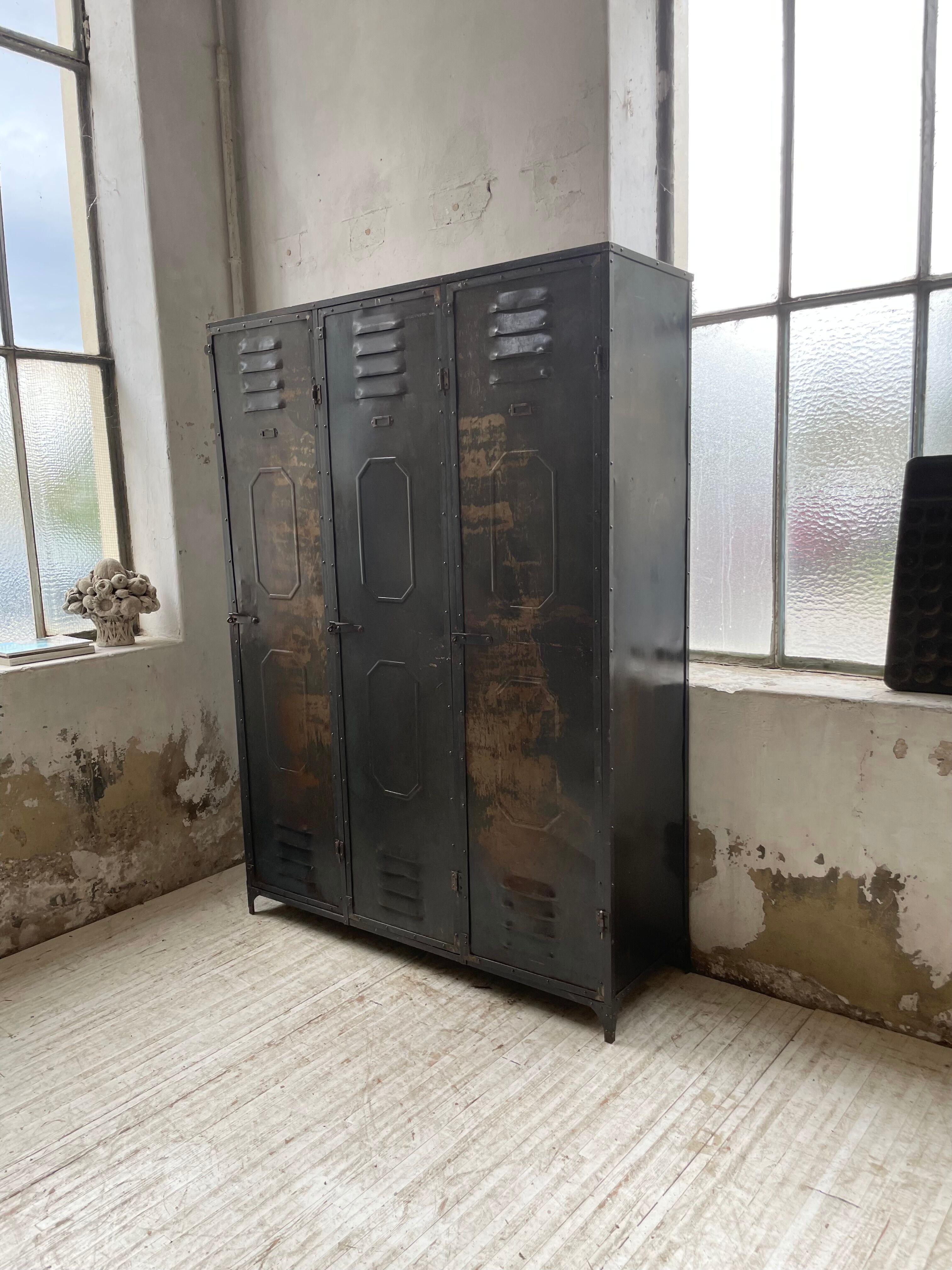 Riveted metal cloakroom Swchartz 1920