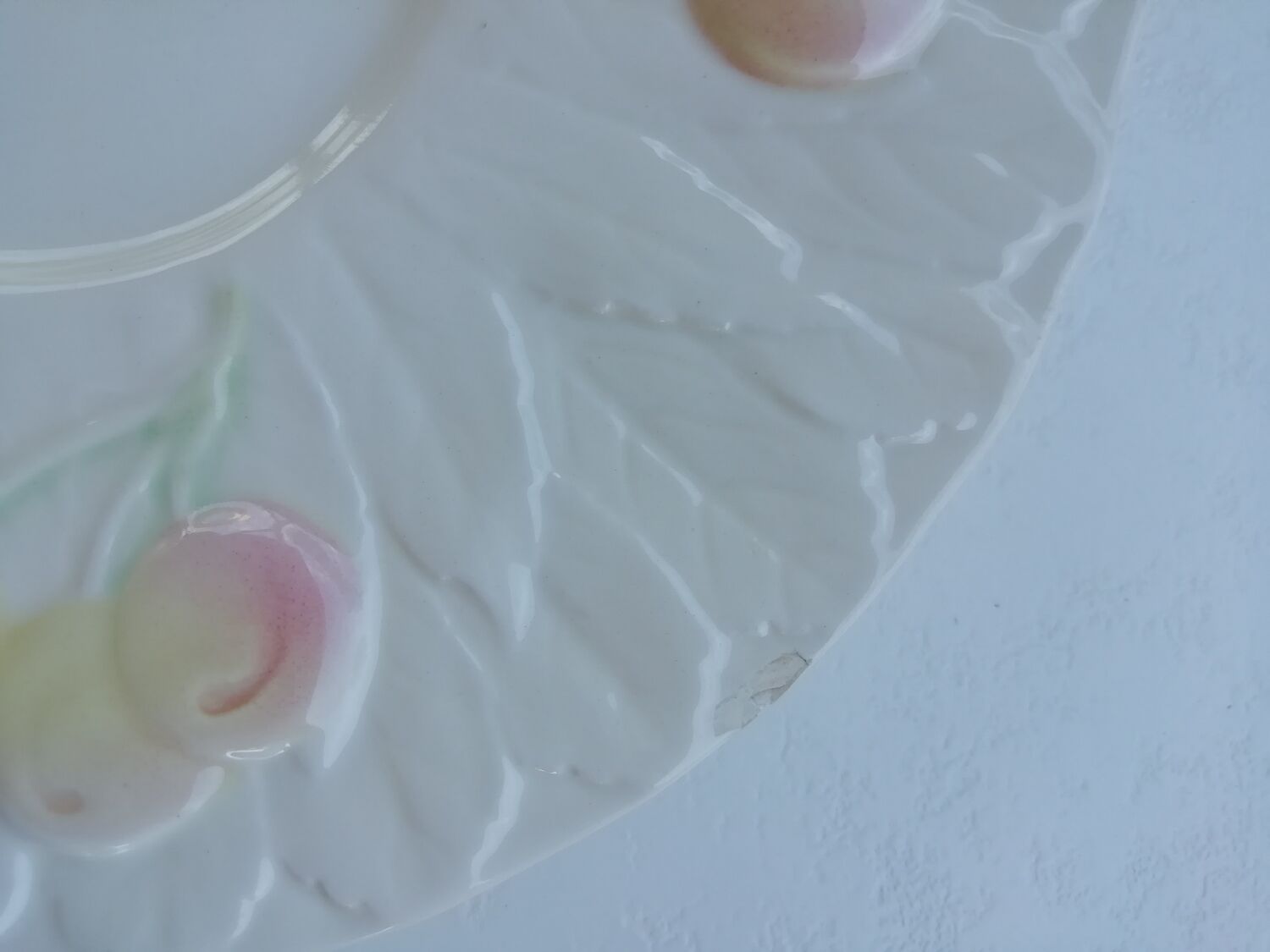 Assiette en barbotine