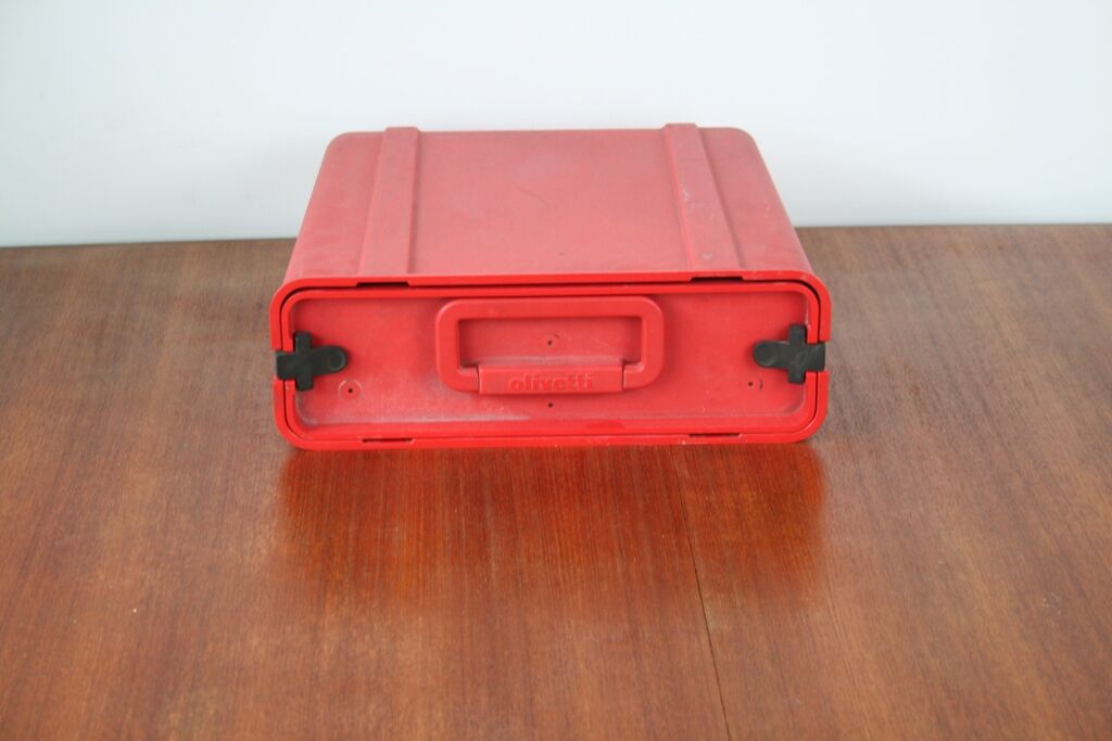 Writing portable Olivetti Valentine Ettore Sottsass 1969 vintage machine