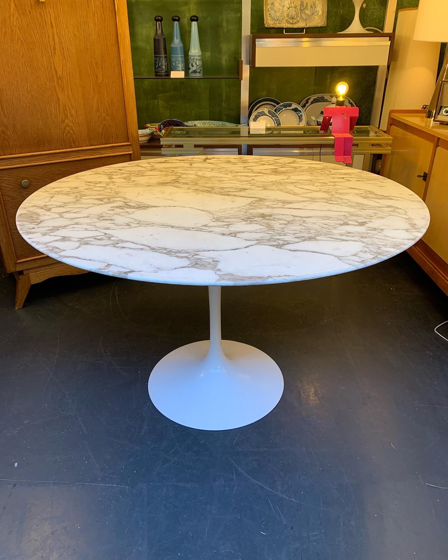 Tulip foot round table by Eero Saarinen for Knoll