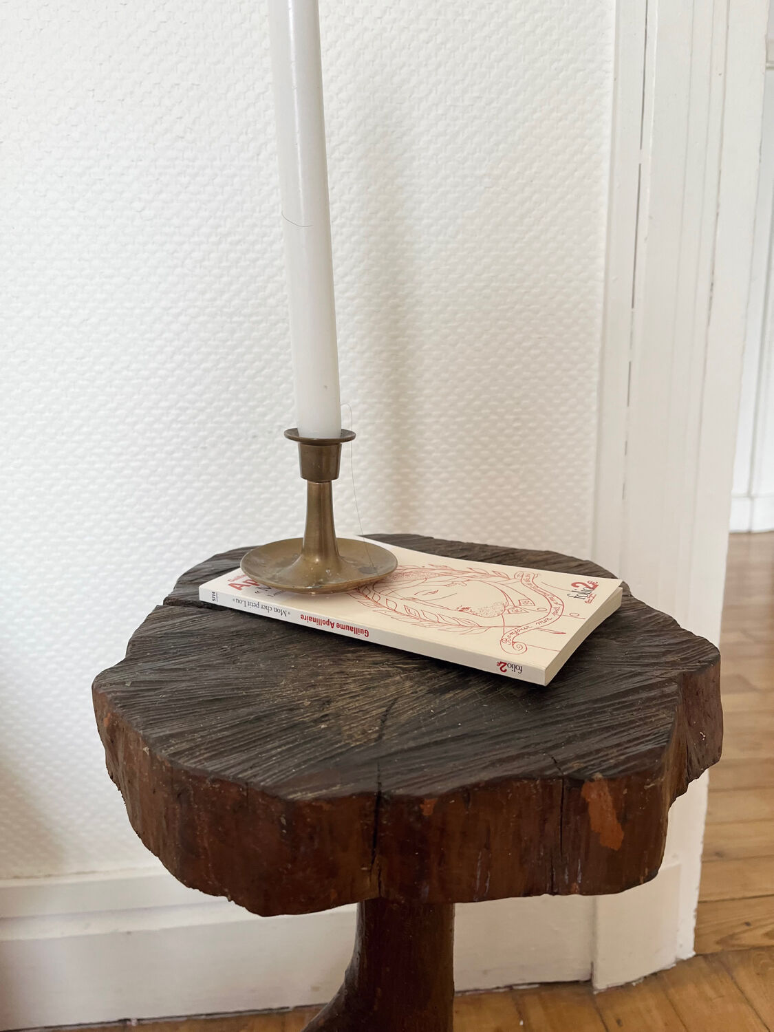 Tabouret tripode brutaliste