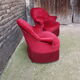 2 fauteuils crapauds velours rouge