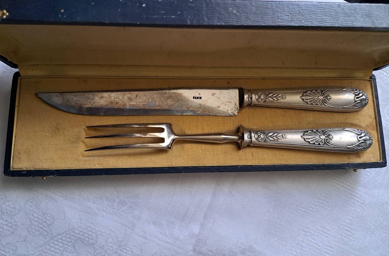 Silver-plated leg of lamb cutlery.