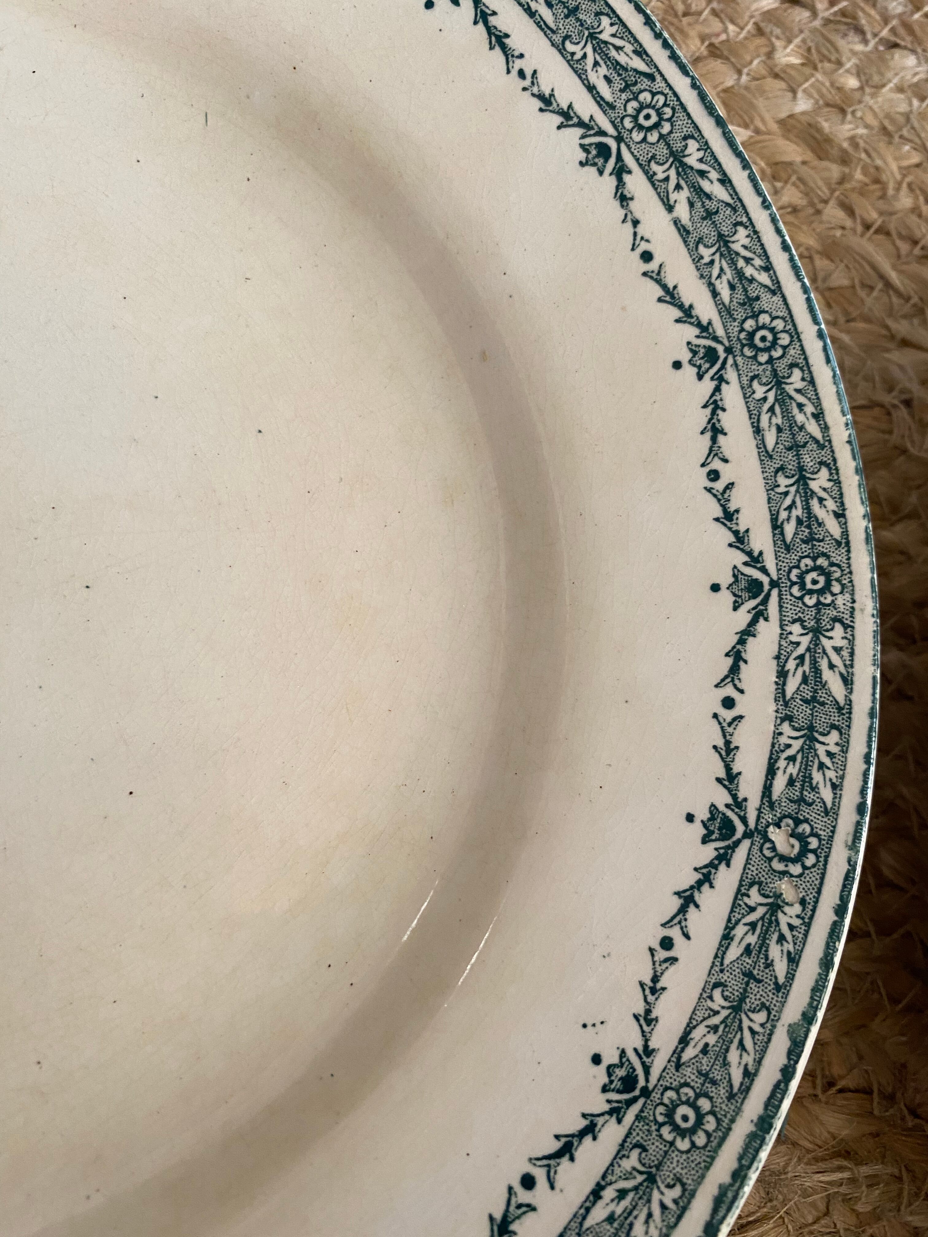 Old flat plates in red, green and blue gray.