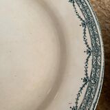 Old flat plates in red, green and blue gray.