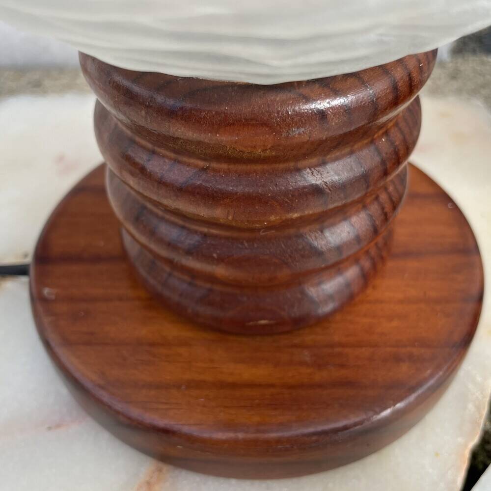 Paire de lampes de table en bois et en verre de style mid-century