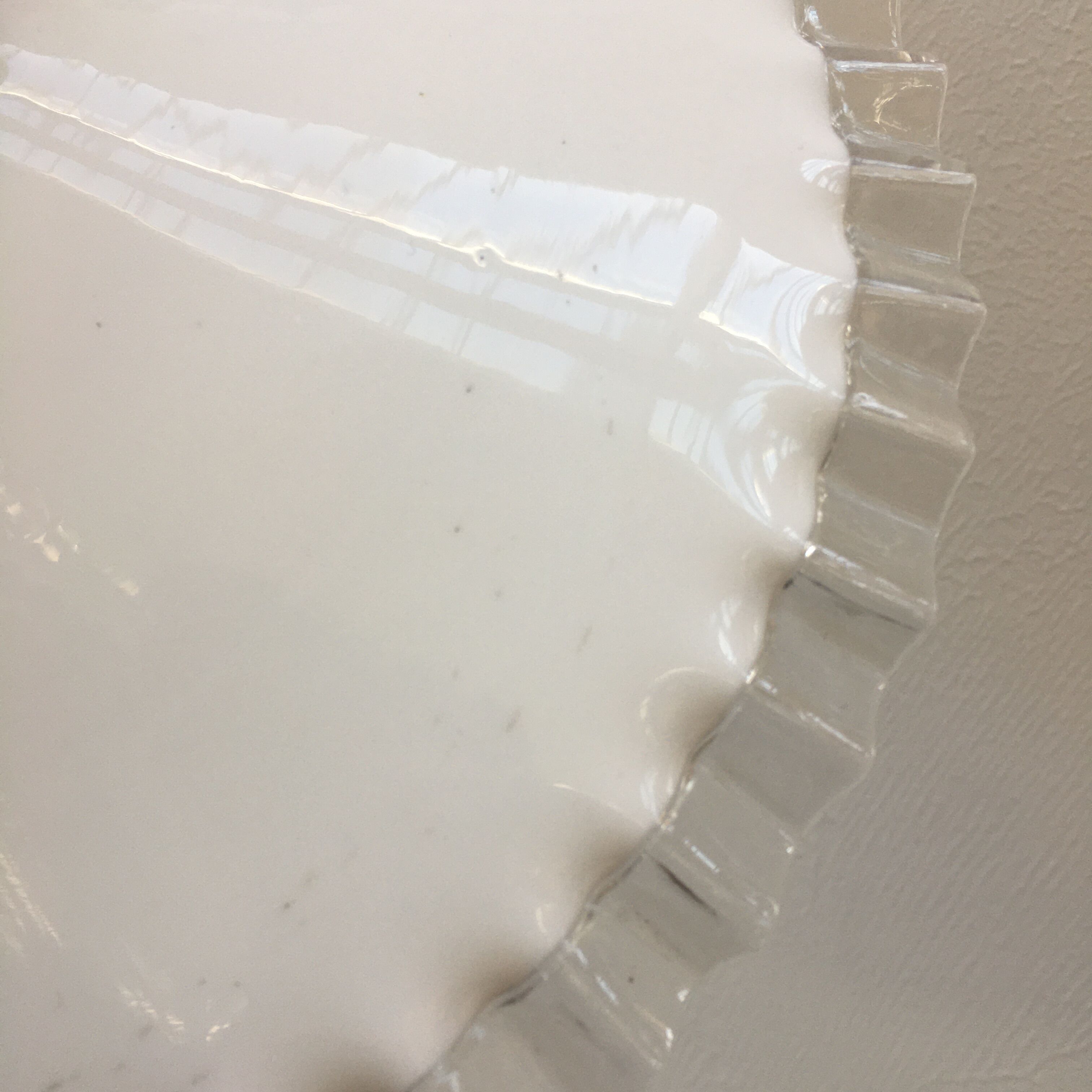 Paire de suspensions en opaline blanche et bords dentelés transparents