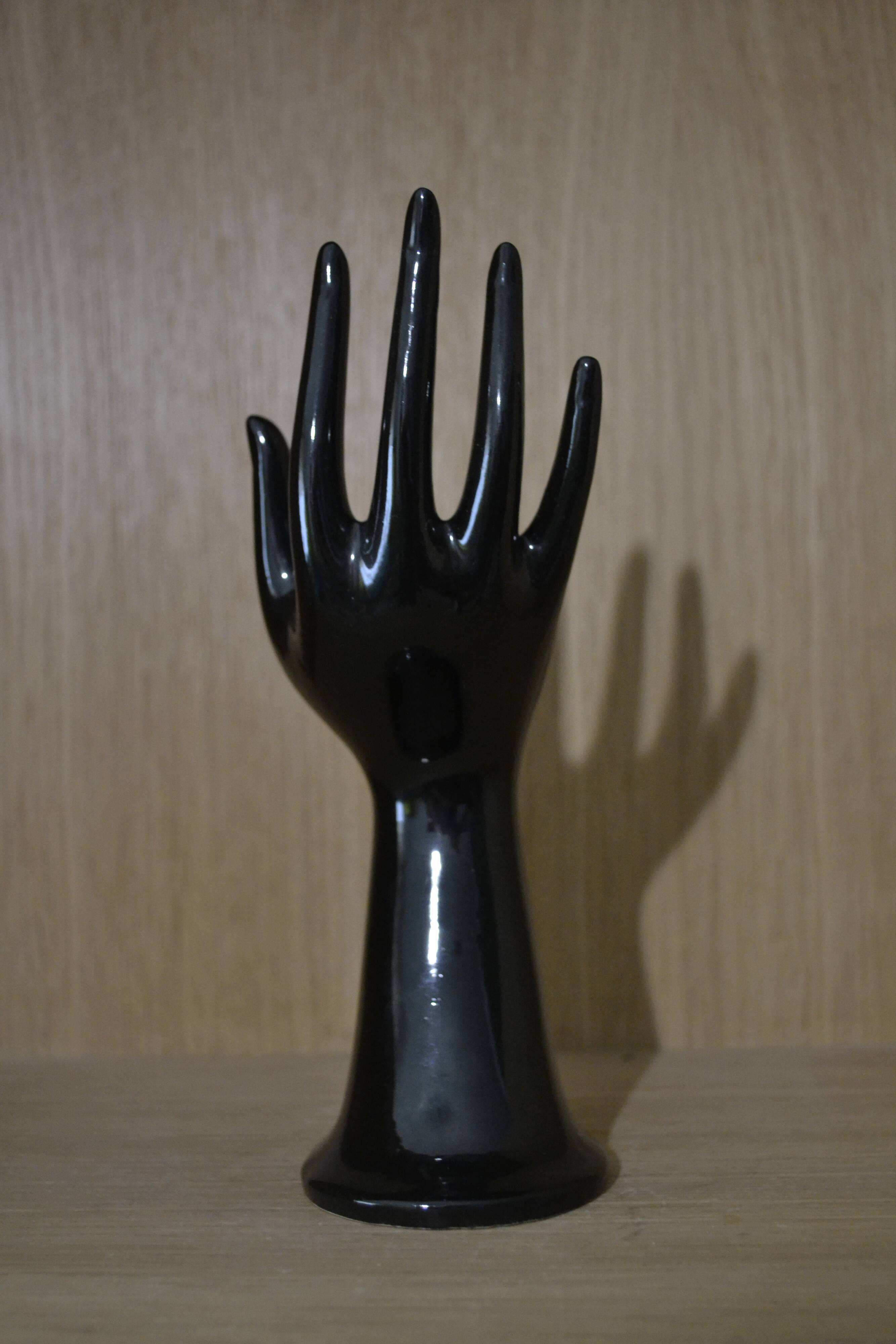 Hand black ring soliflore