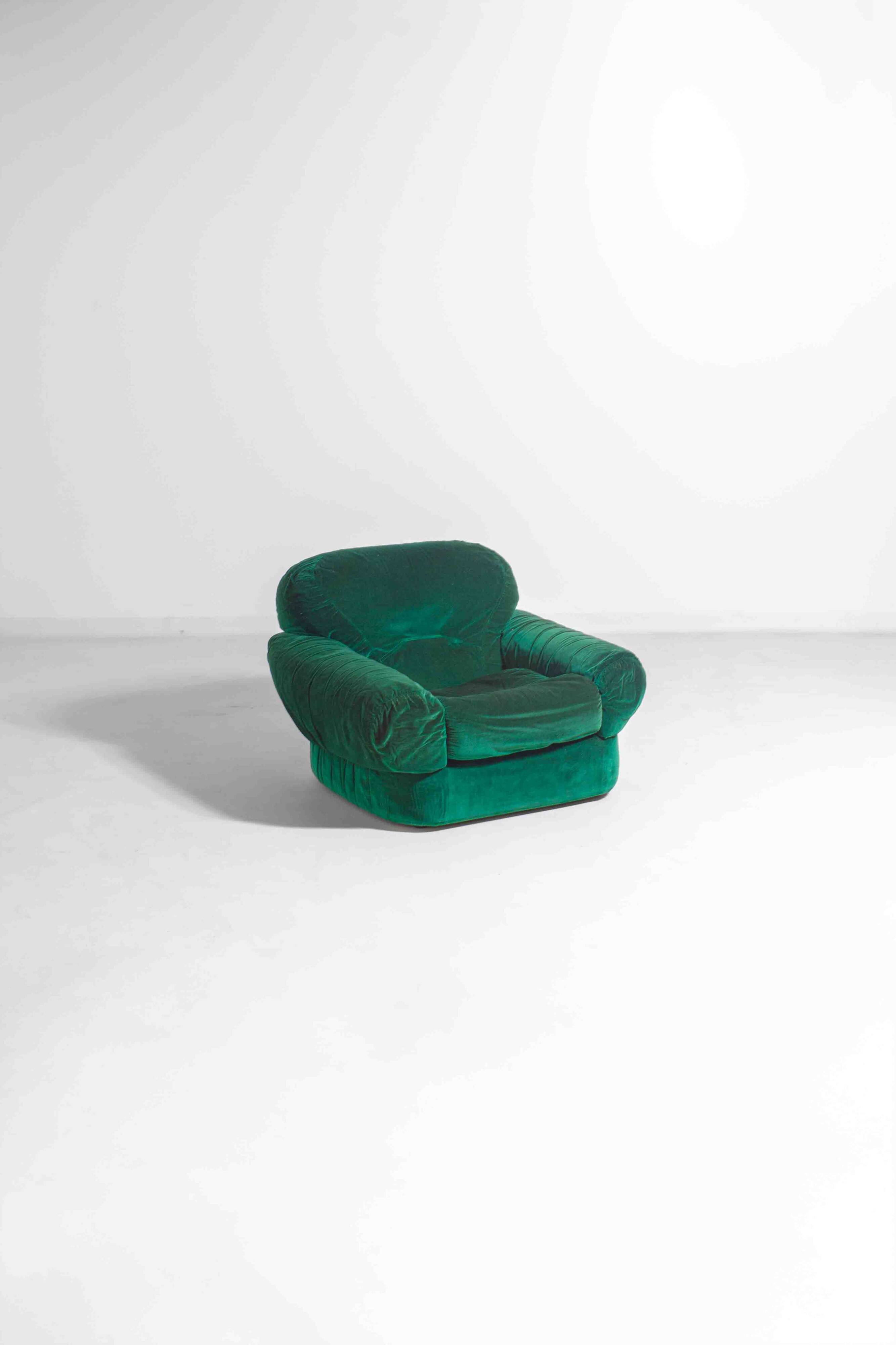 Paire de fauteuils de salon en velours vert, Italie, années 1970
