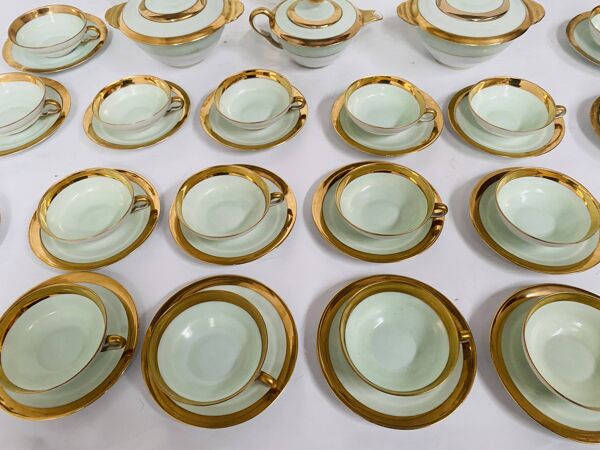 Service à café et thé comportant 25 pièces en porcelaine polychrome. XXe siècle.
