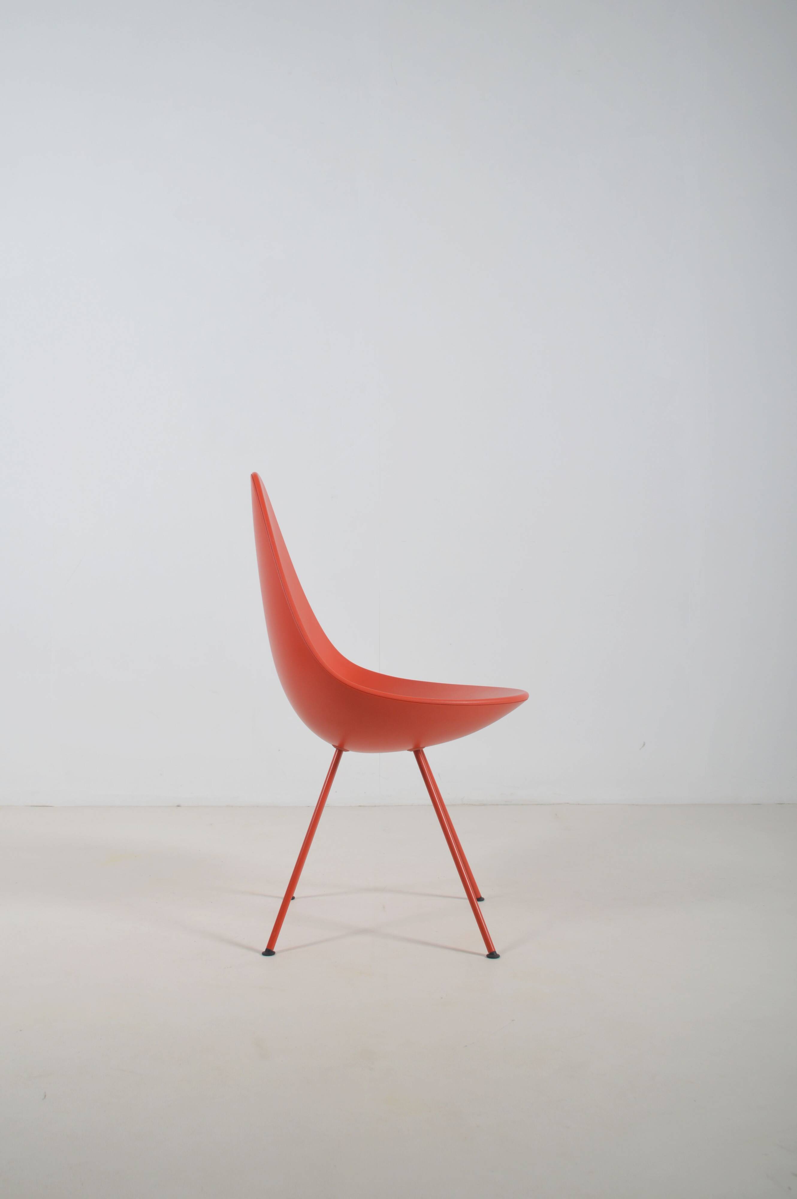 Drop 3110 chair designed by Arne Jacobsen for Fritz Hansen