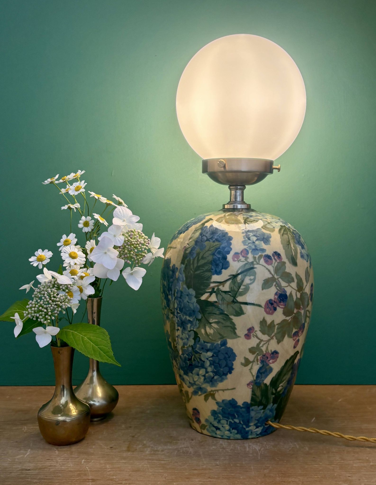 Lampe à poser  vintage décors de fleurs et opaline blanche