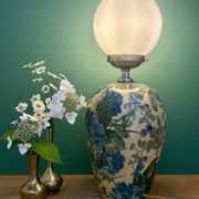 Lampe à poser  vintage décors de fleurs et opaline blanche