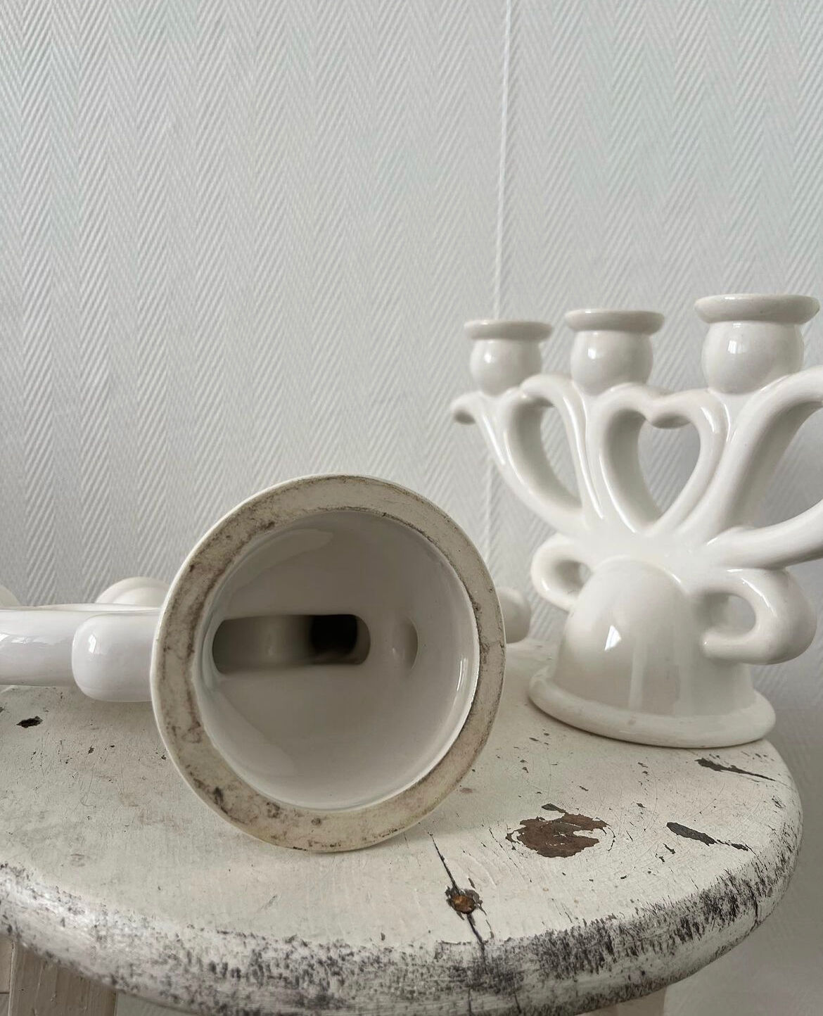 Paire de bougeoirs en porcelaine blanche