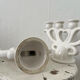 Paire de bougeoirs en porcelaine blanche