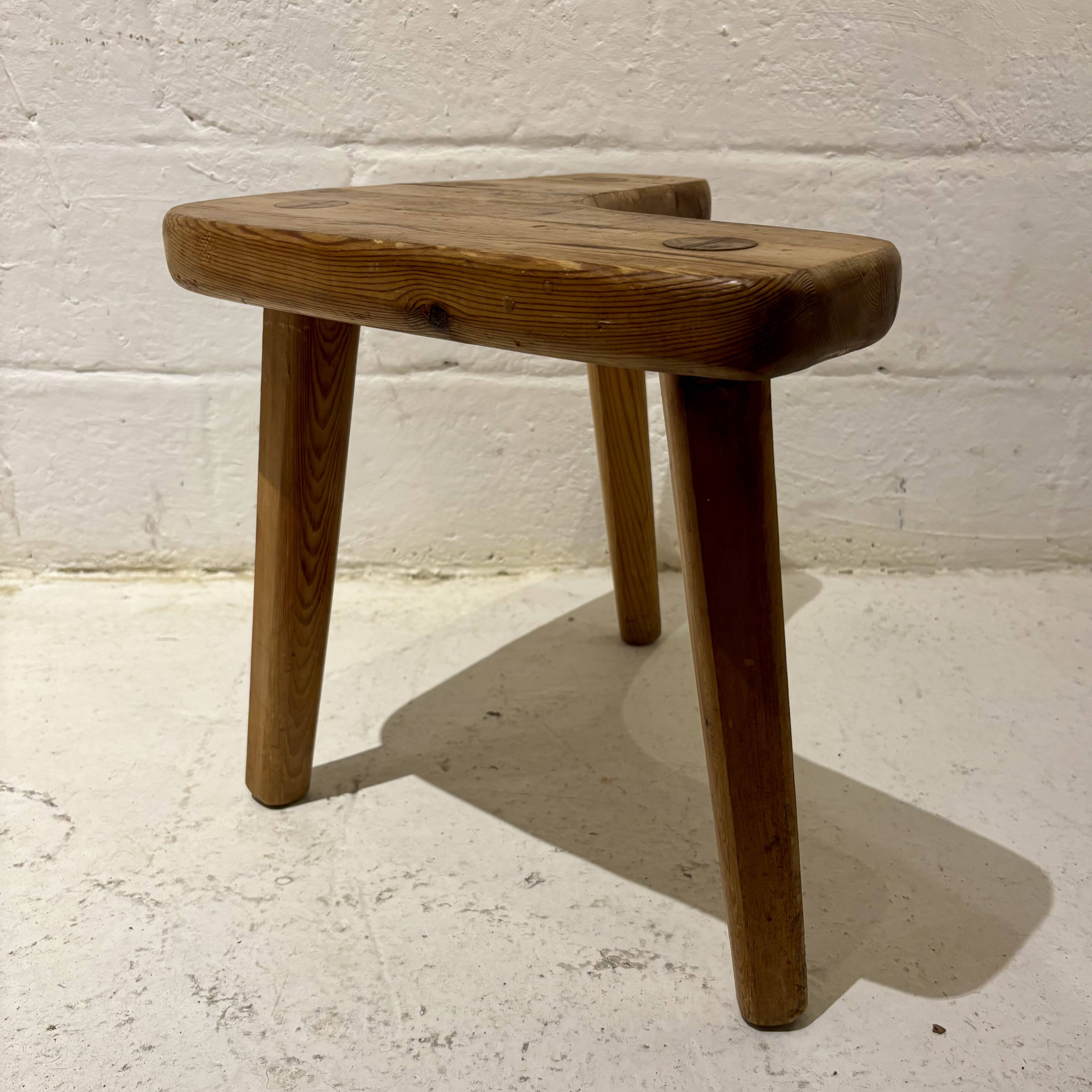 "Free Form" stool in pine – Stig Sandqvist (attr.), Sweden