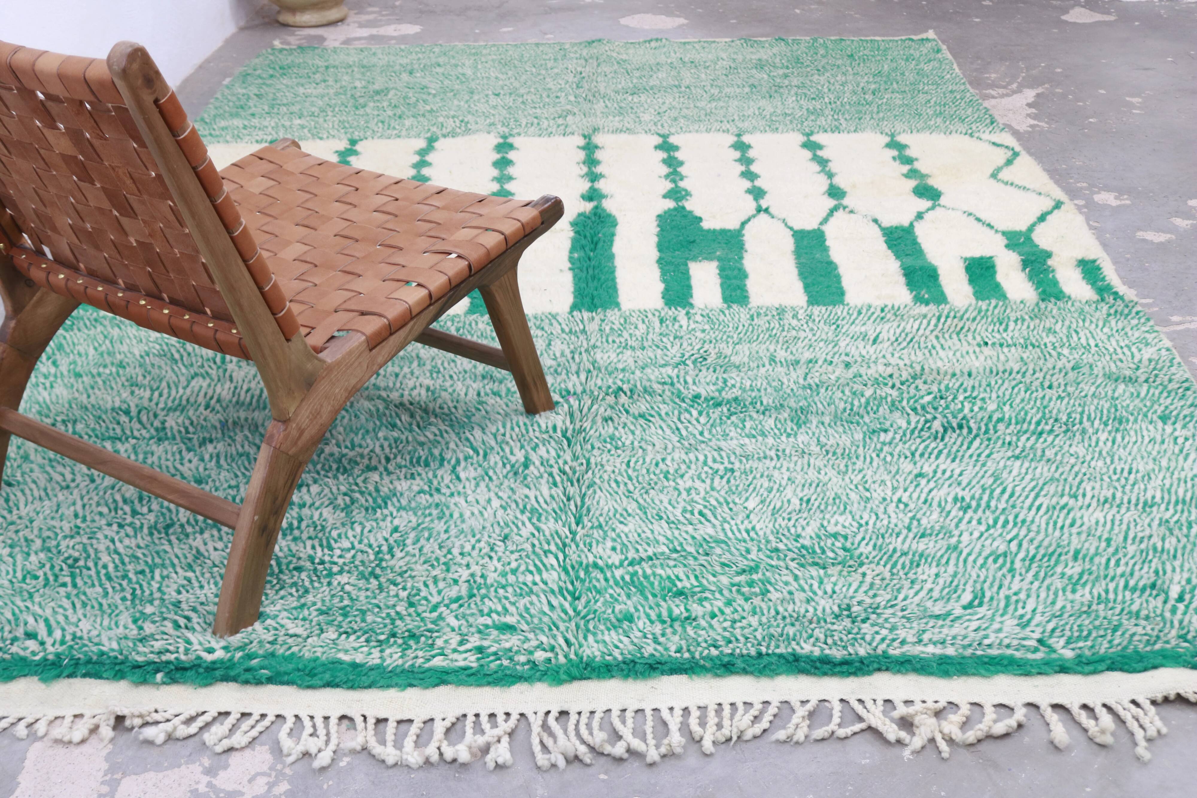 Large Azilal rug 305 x 210 cm – Moroccan wool rug in emerald green with graphic Berber patterns, GD-983