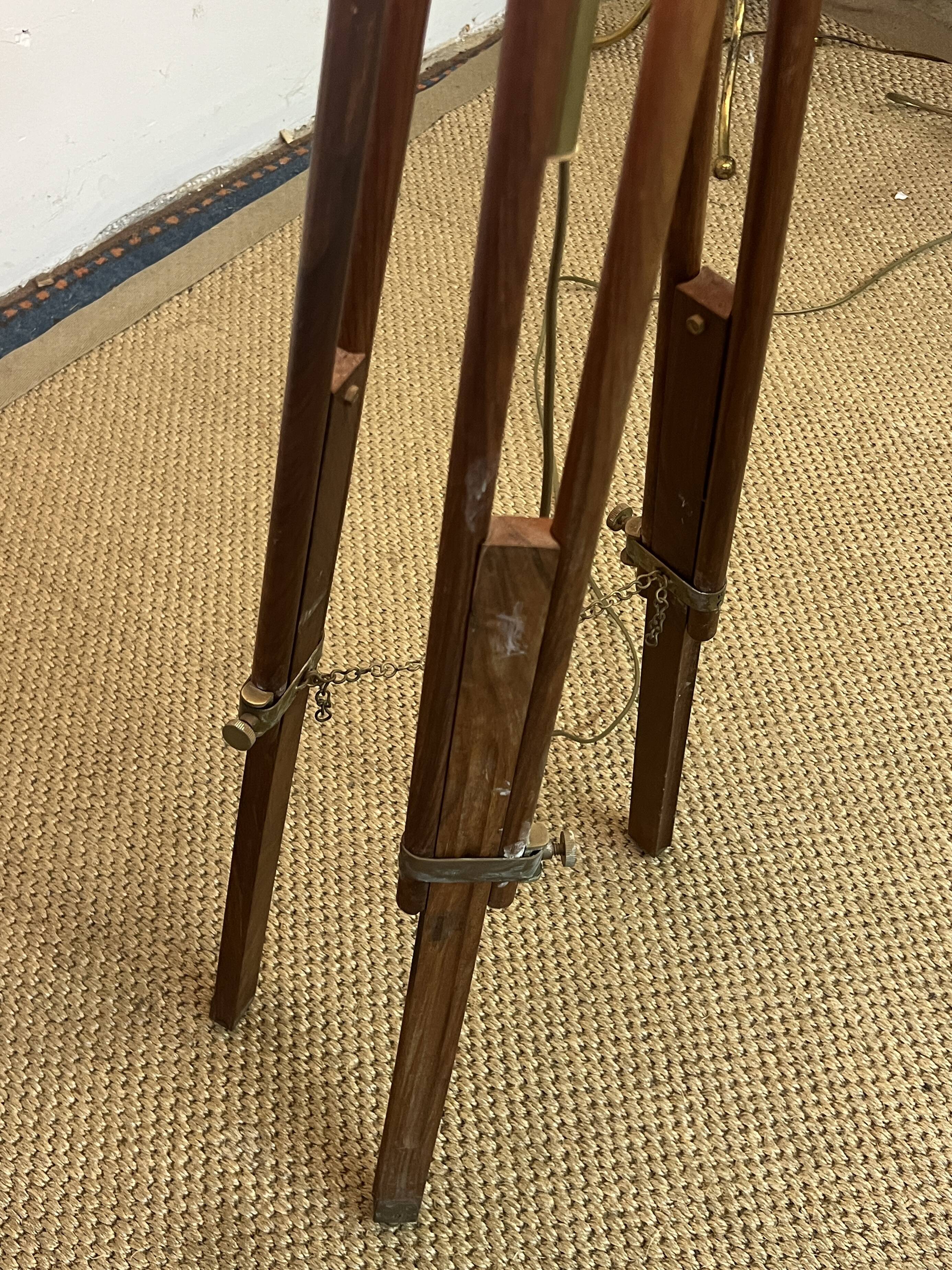 Tripod floor lamp in wood and adjustable brass