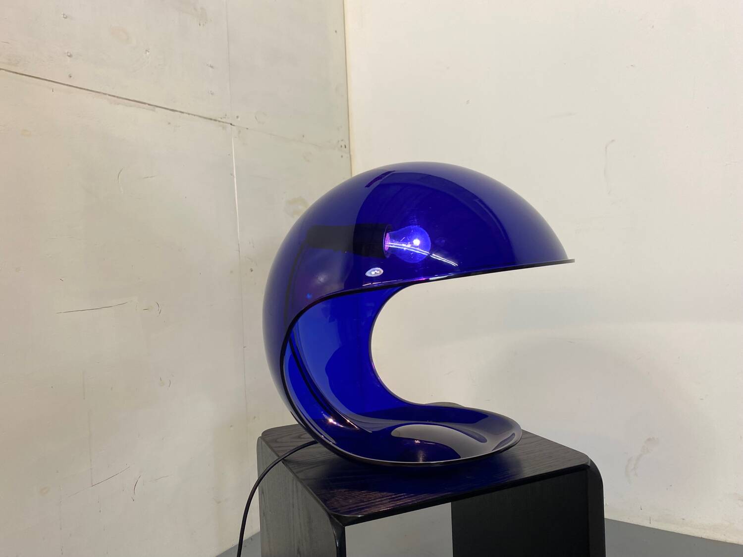 Modern Italian Space Age Blue Foglia 634 Martinelli Table Lamp, by Elio Martinelli for Martinelli Luce, 1969