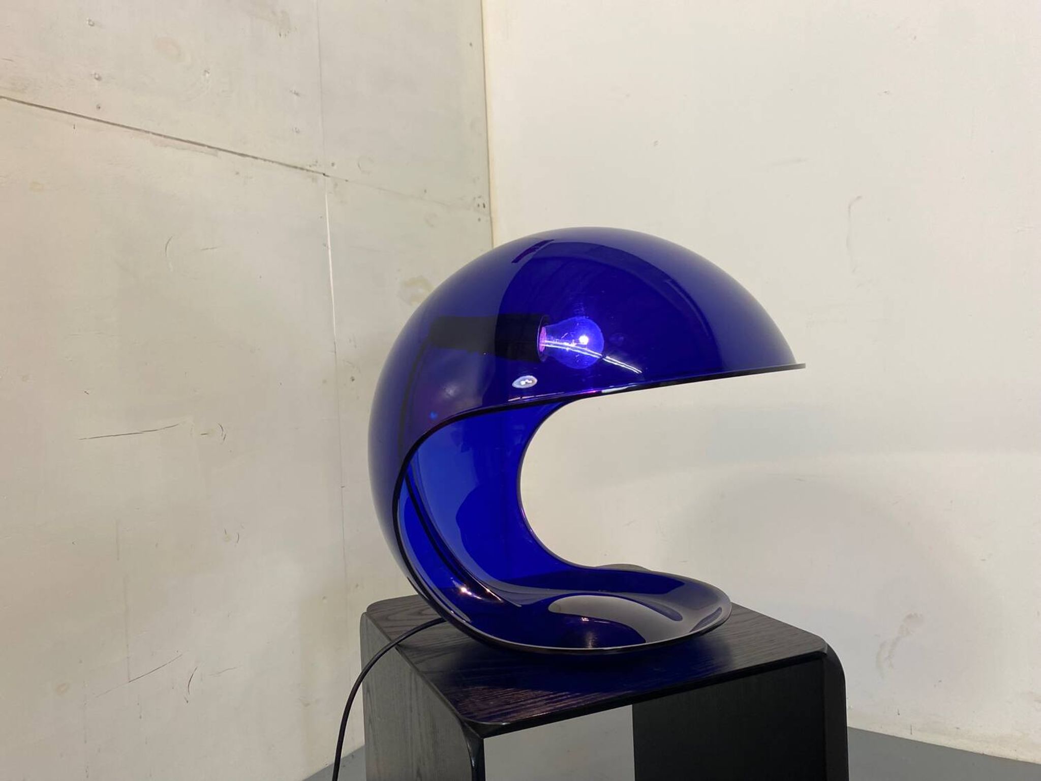 Modern Italian Space Age Blue Foglia 634 Martinelli Table Lamp, by Elio Martinelli for Martinelli Luce, 1969