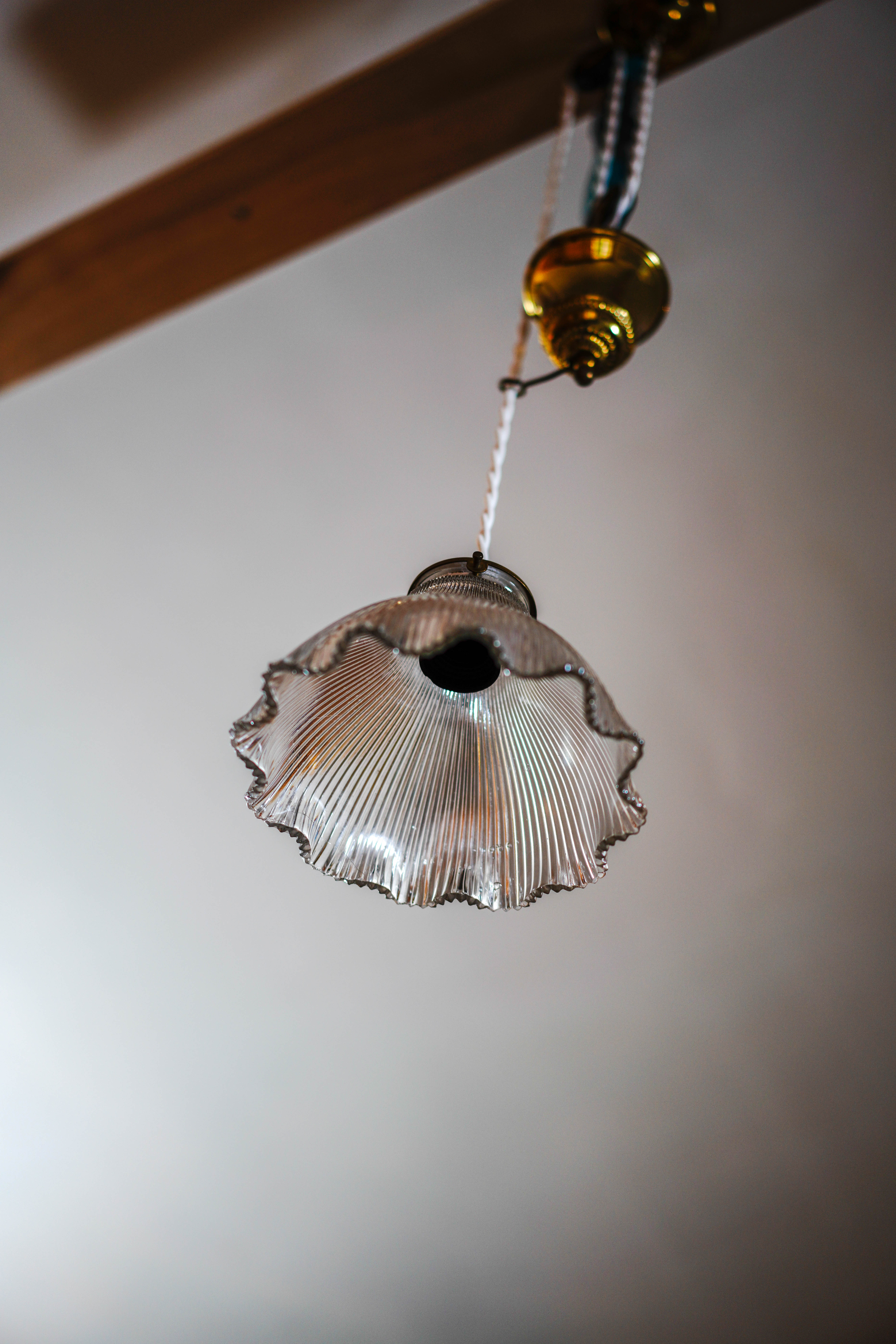 Suspension rises and falls in brass, glass lampshade #holophane