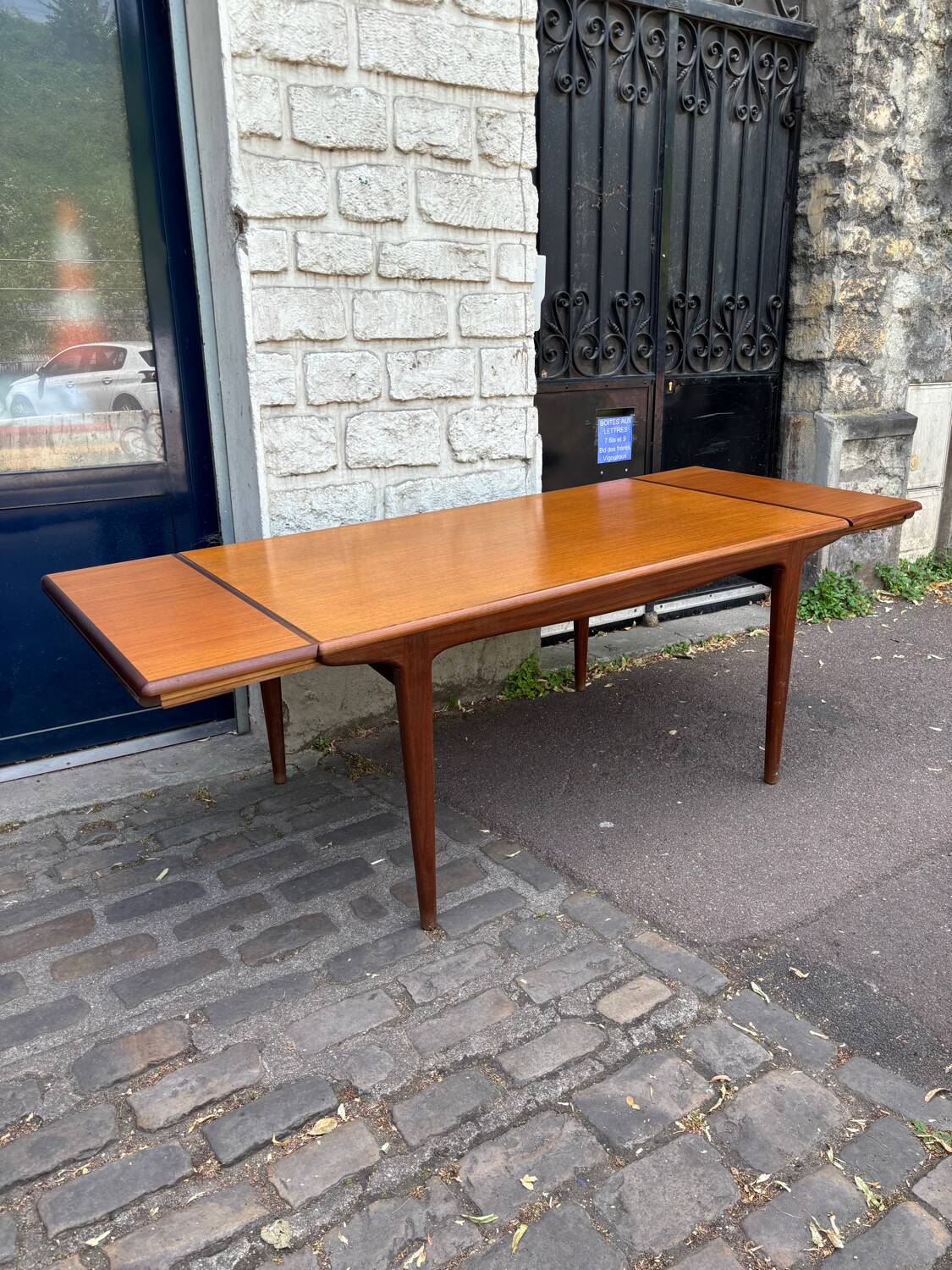 Tricoire and Vecchione extending table