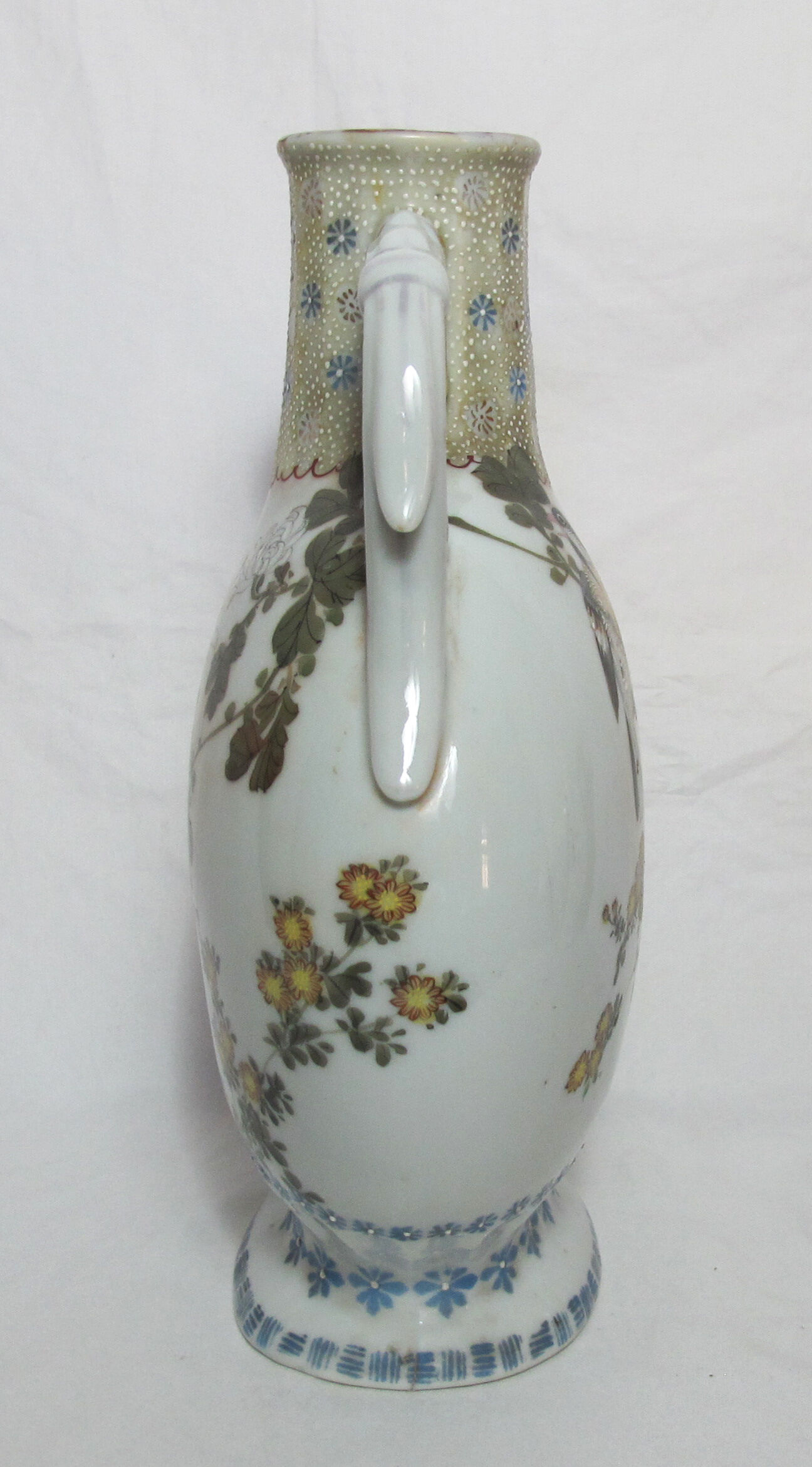 Gourd vase in Chinese or Japanese porcelain