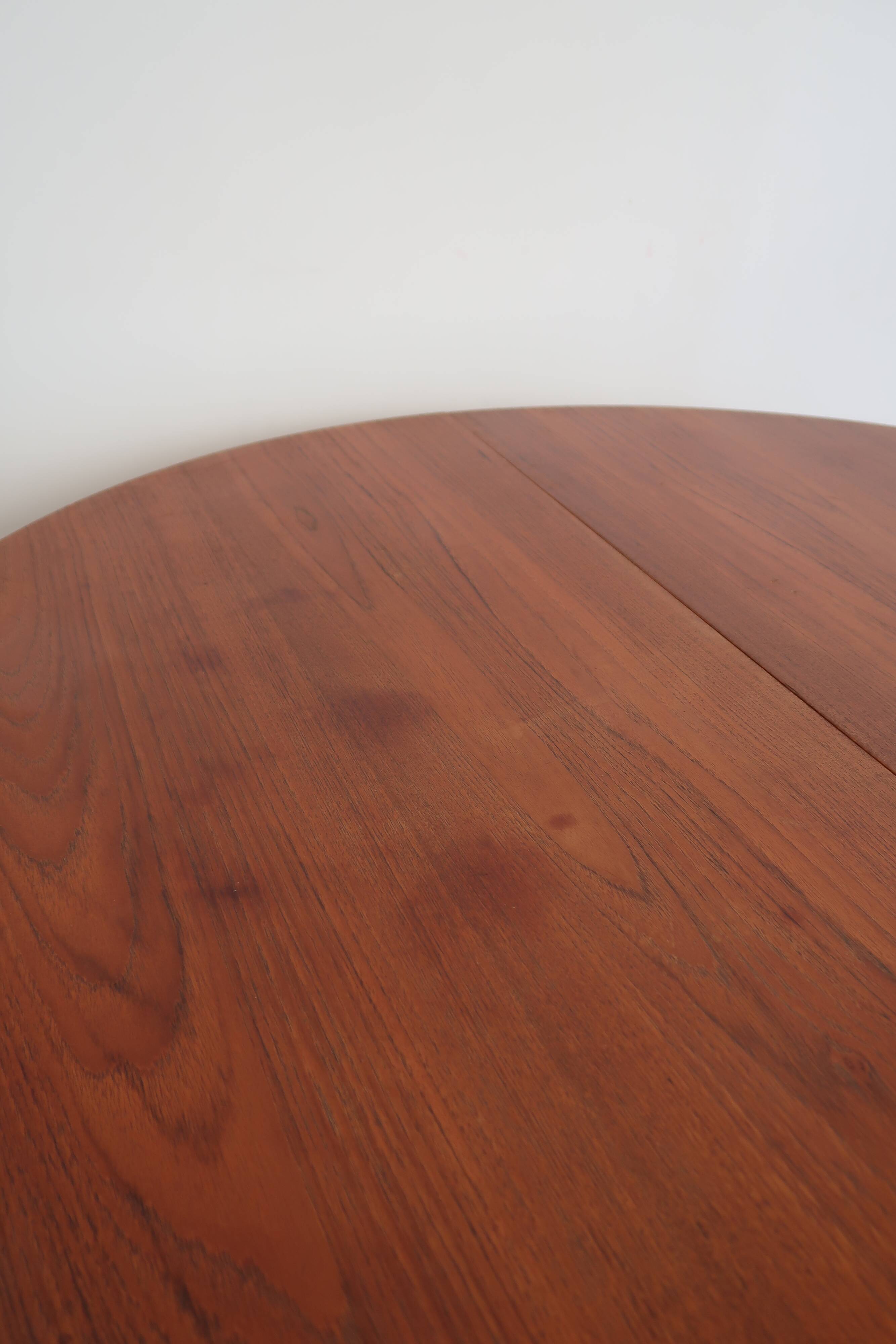 Extendable Scandinavian Round Table