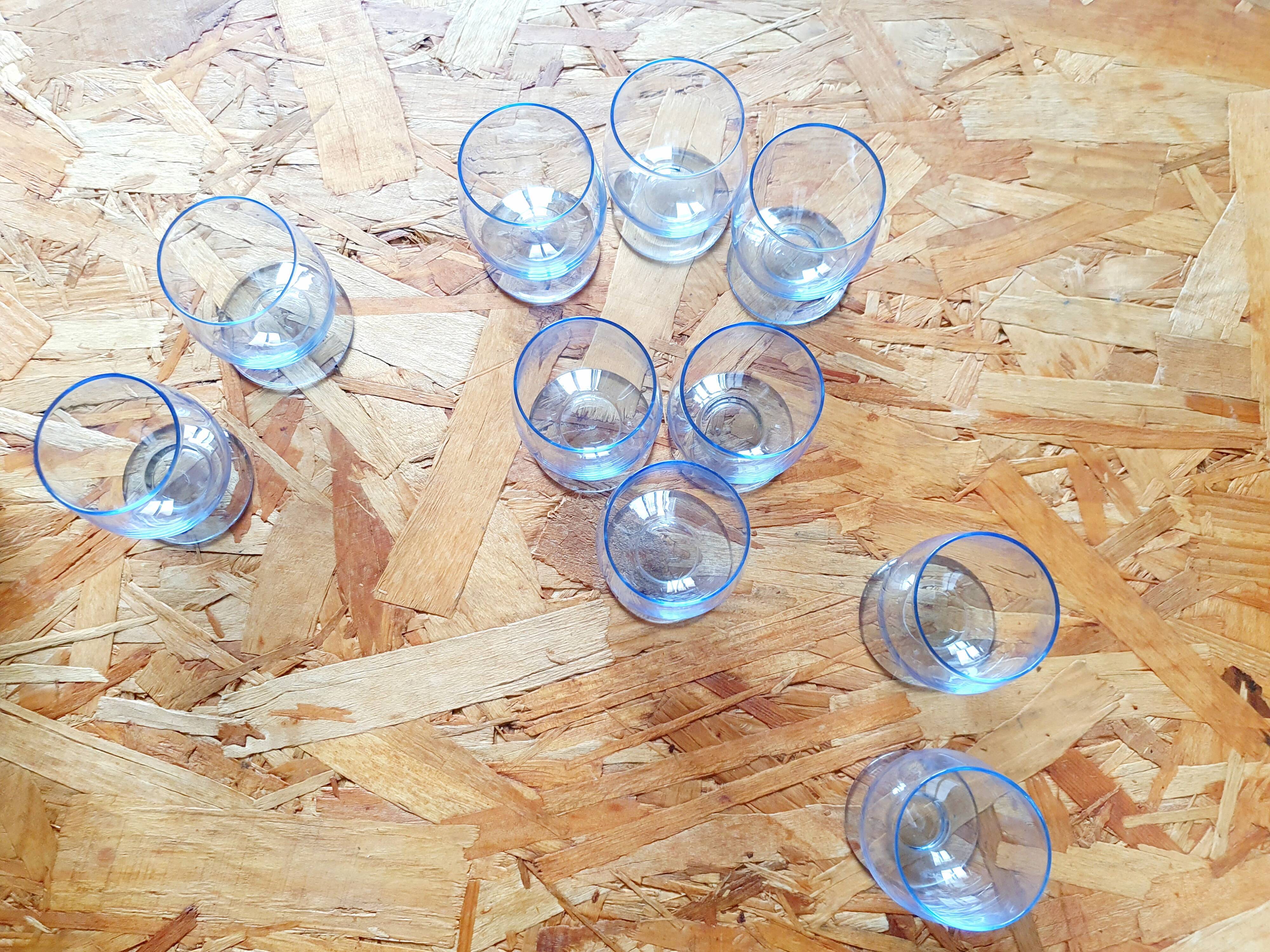 Ensemble de 10 verres à liqueur en cristal teinté dans la masse