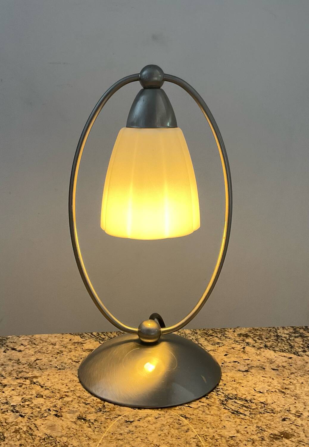 Lampe vintage en opaline et aluminium brossé