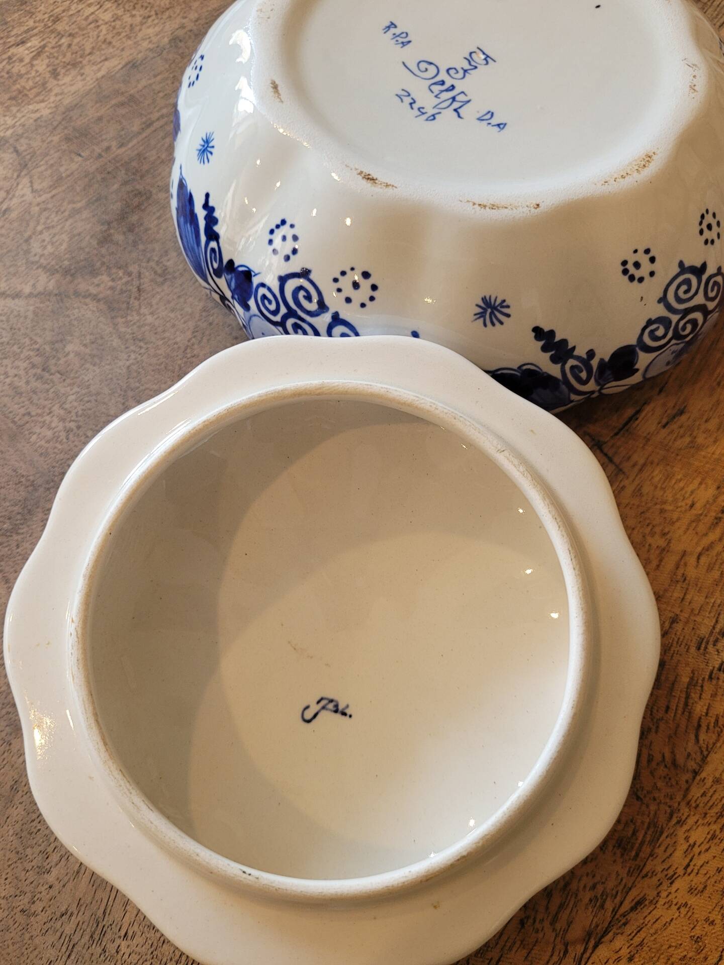 Delft blue and white earthenware bonbonnière with lid – Decor f