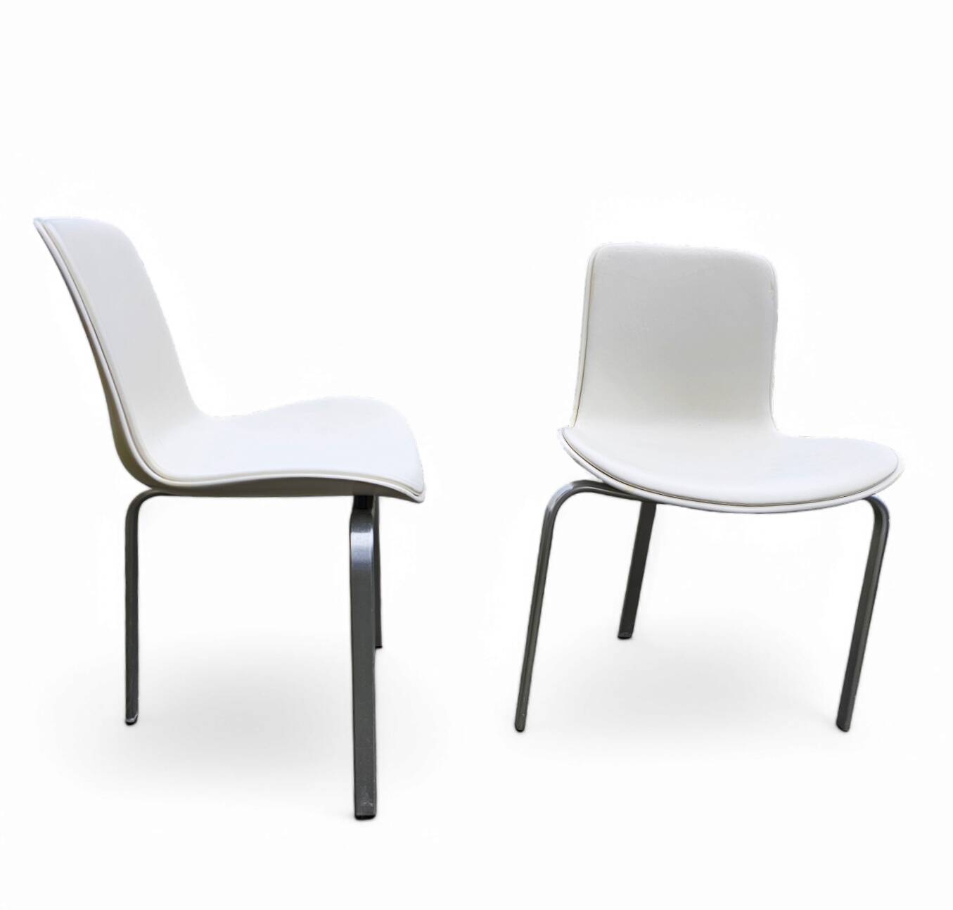 Designed by Poul Kjærholm / 1978/2007  White shell / white leather