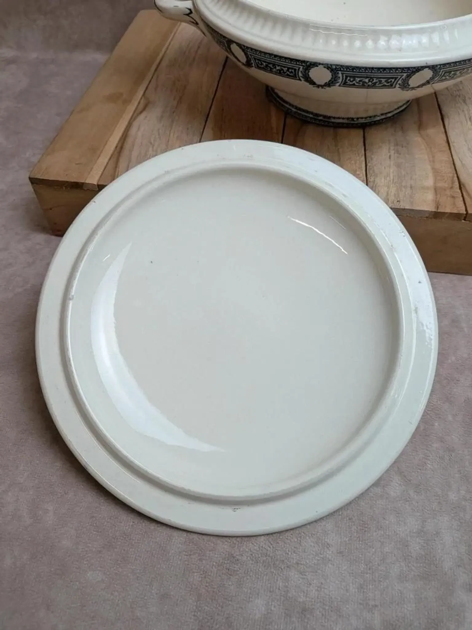 Soupière ancienne en terre de fer Salins – Modèle Saïda – Décor bleu
