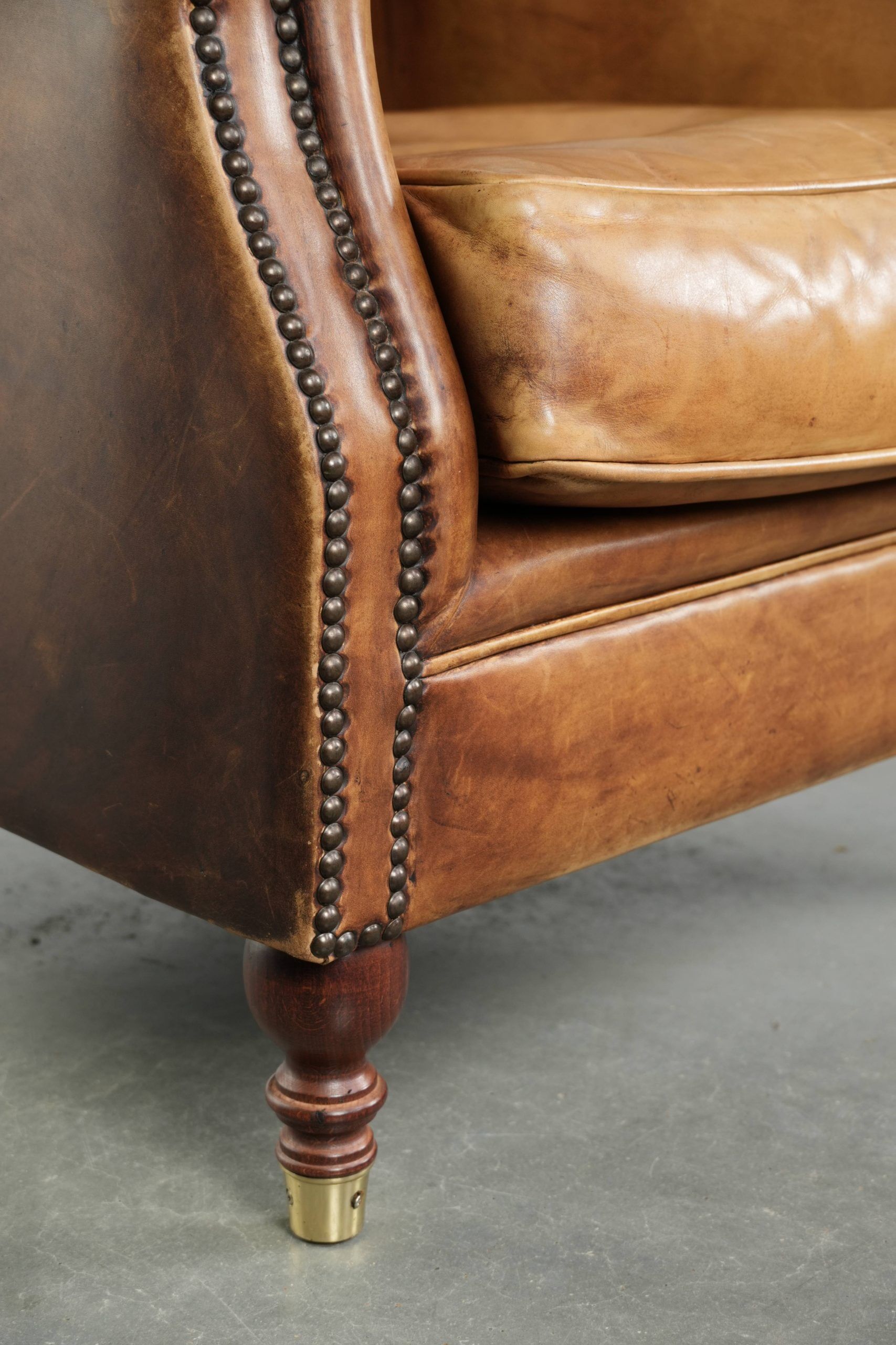 Fauteuil en cuir de vachette au look anglais caractéristique