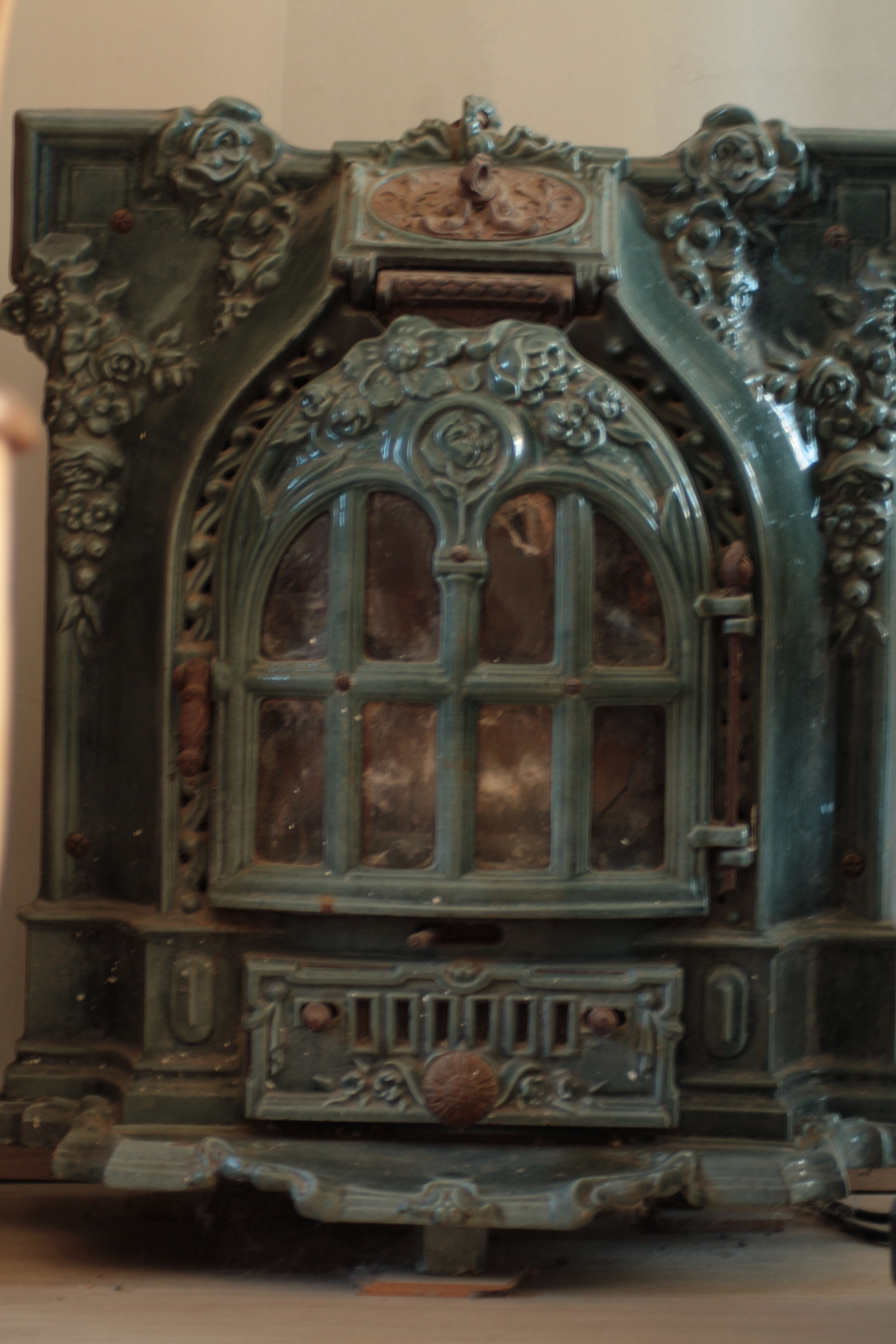 Feu ancien type salmandre en fonte