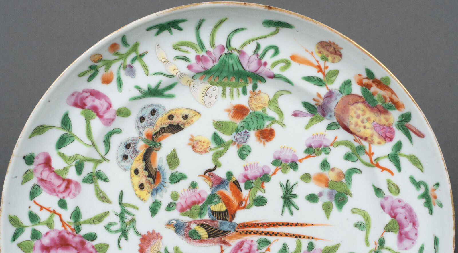 Porcelain plate XIXth Canton with floral decoration birds and butterflies